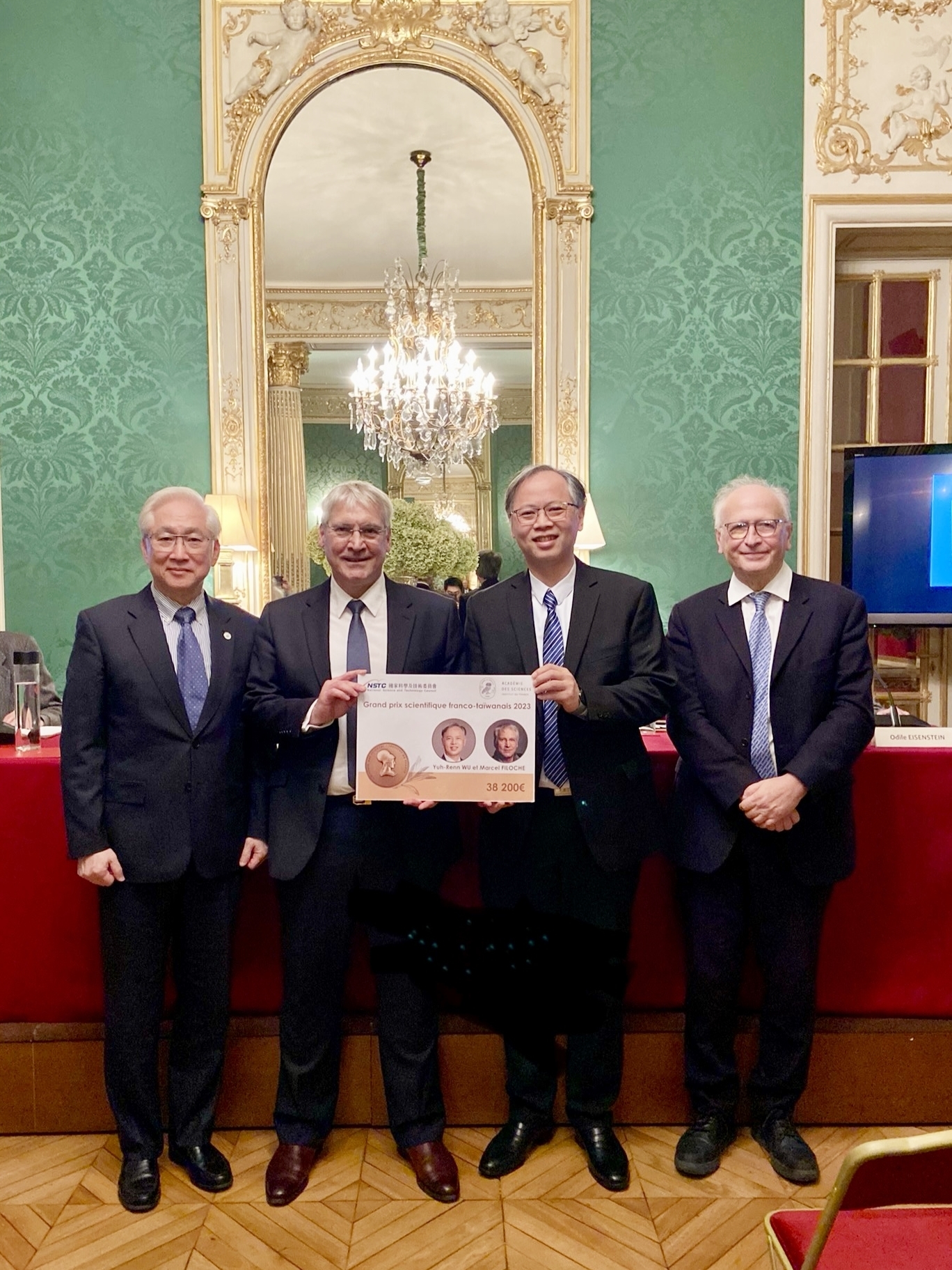 國科會吳政忠主委(左起)，臺法科技獎法方得獎人法國國家科學研究院（CNRS）Marcel Filoche研究主任，臺方得獎人國立臺灣大學光電工程研究所吳育任所長，法蘭西科學院Alain Fischer院長合影 (國科會提供)