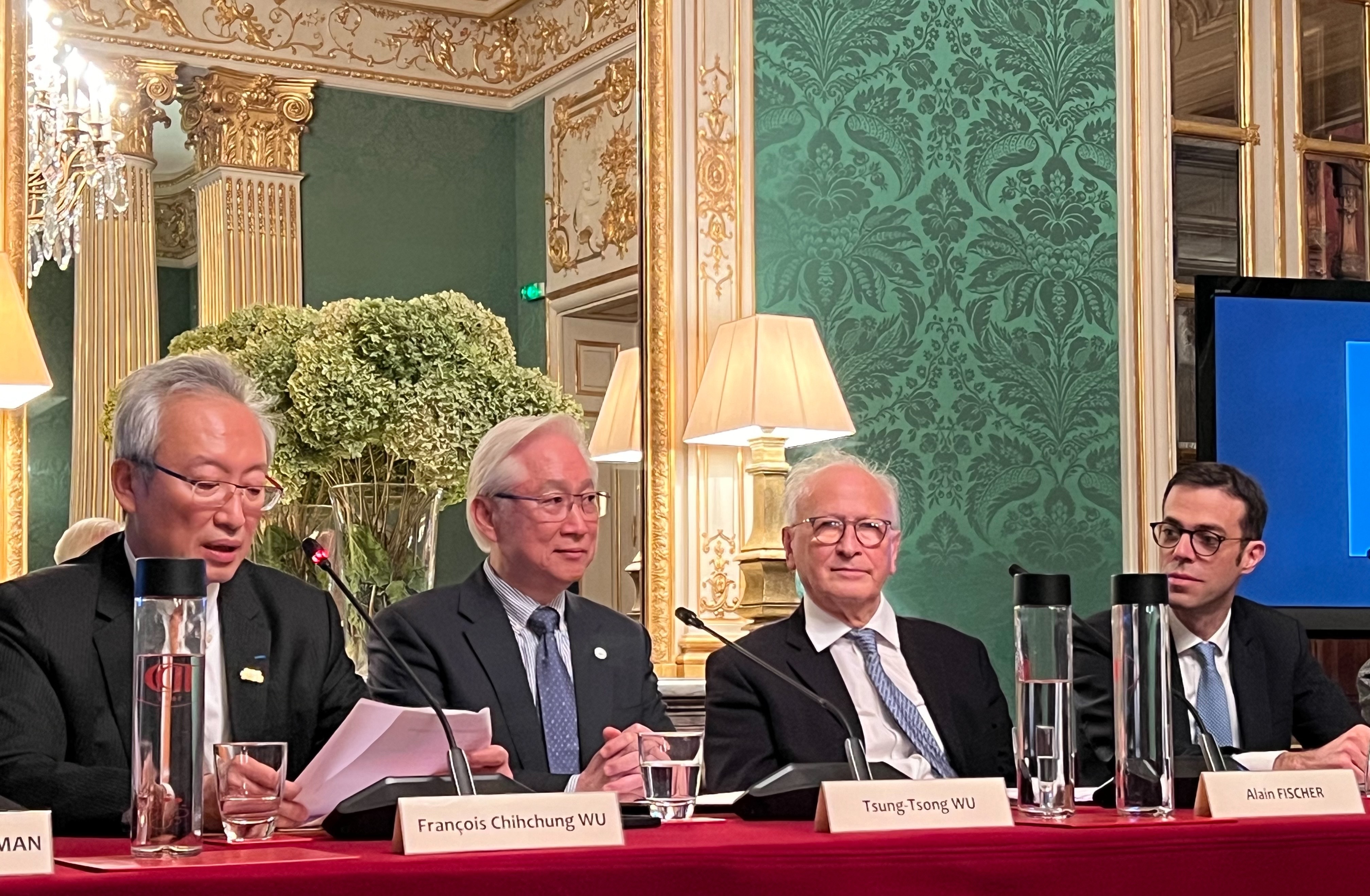第25屆臺法科技獎頒獎典禮，由國科會吳政忠主委(左2)、駐法國代表處吳志中大使(左1)與法蘭西自然科學院Alain Fischer院長(左3)及法國在台協會Franck Paris主任(右)共同主持 (國科會提供)
