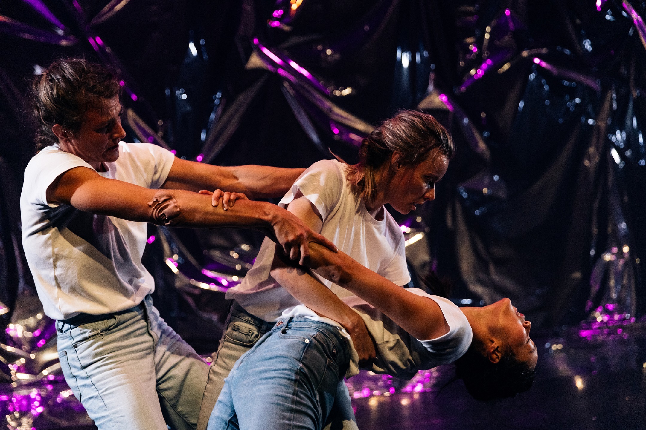 《崩—無盡之下》以3人即形成小型社會的隱喻，運用身體與重心的糾纏，在手勢、觸覺和動作不斷變換下，以力量驅動肢體，探討人心敏感又脆弱的精神狀態。（Terry_Lin攝影）