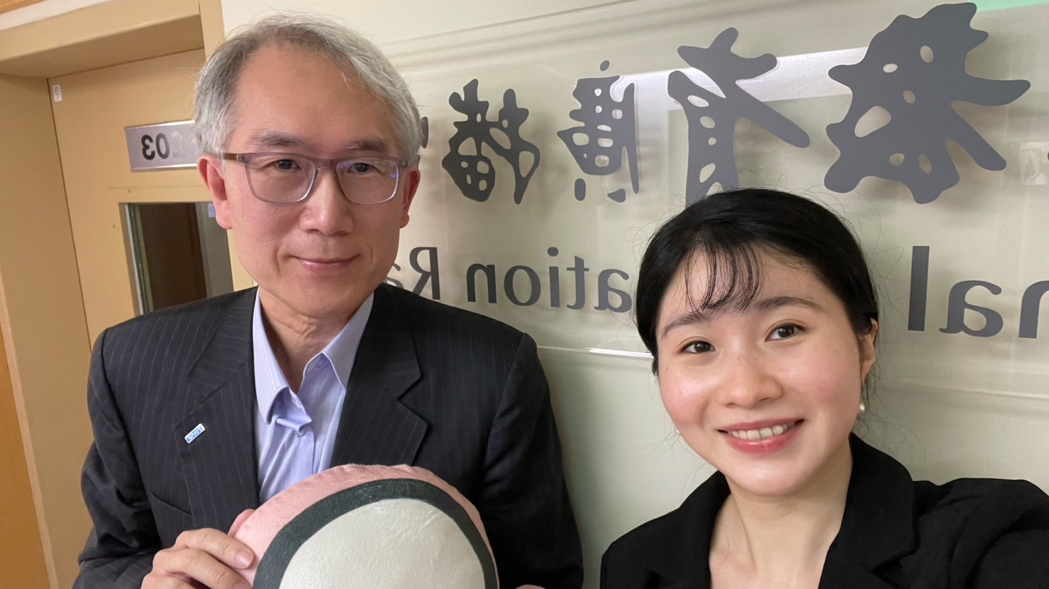 林益田副理(左)