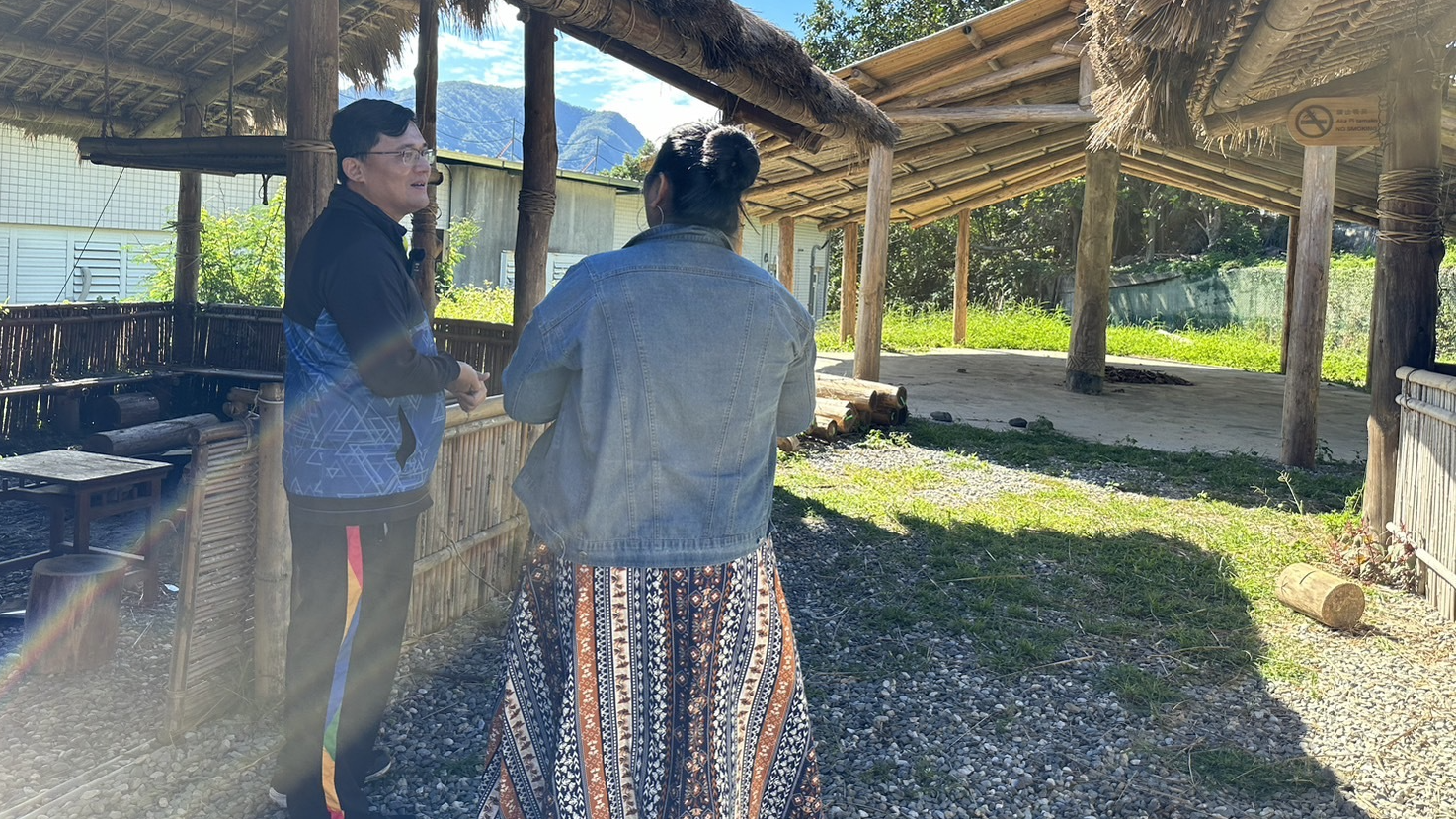 伍玉成校長為團隊介紹學校