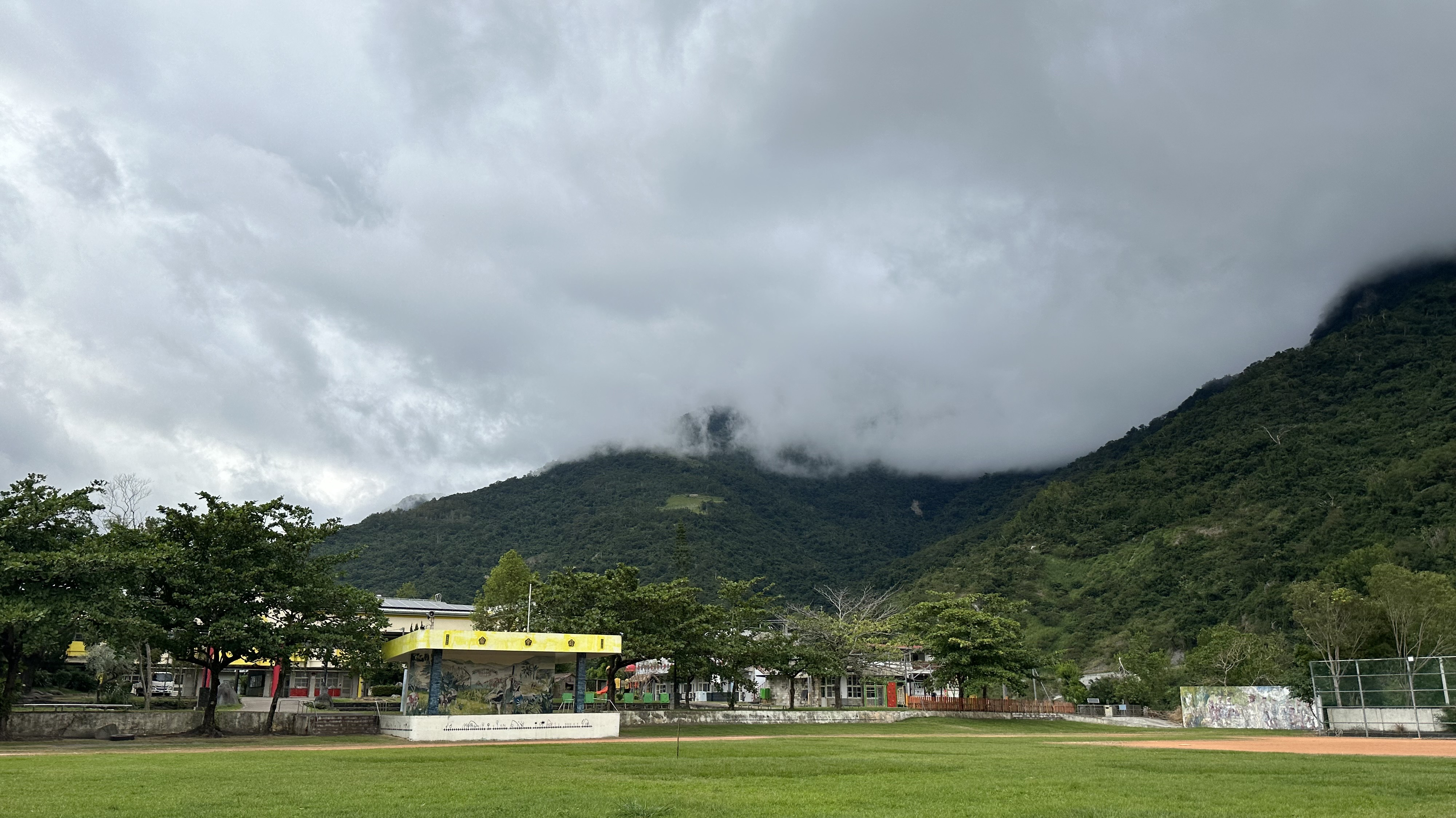 群山環繞的校園