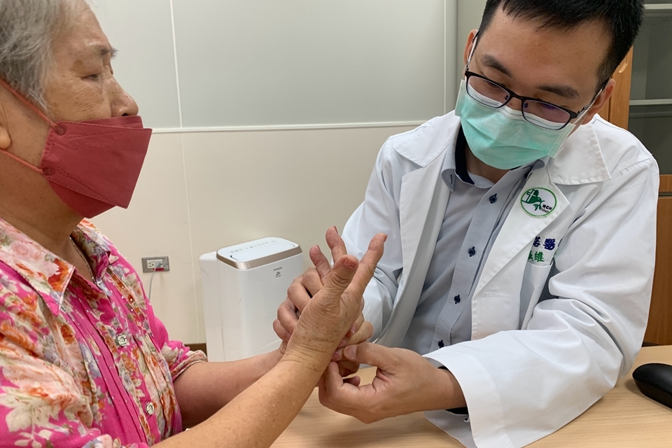 唐漢維醫師運用穴位改善患者眩暈