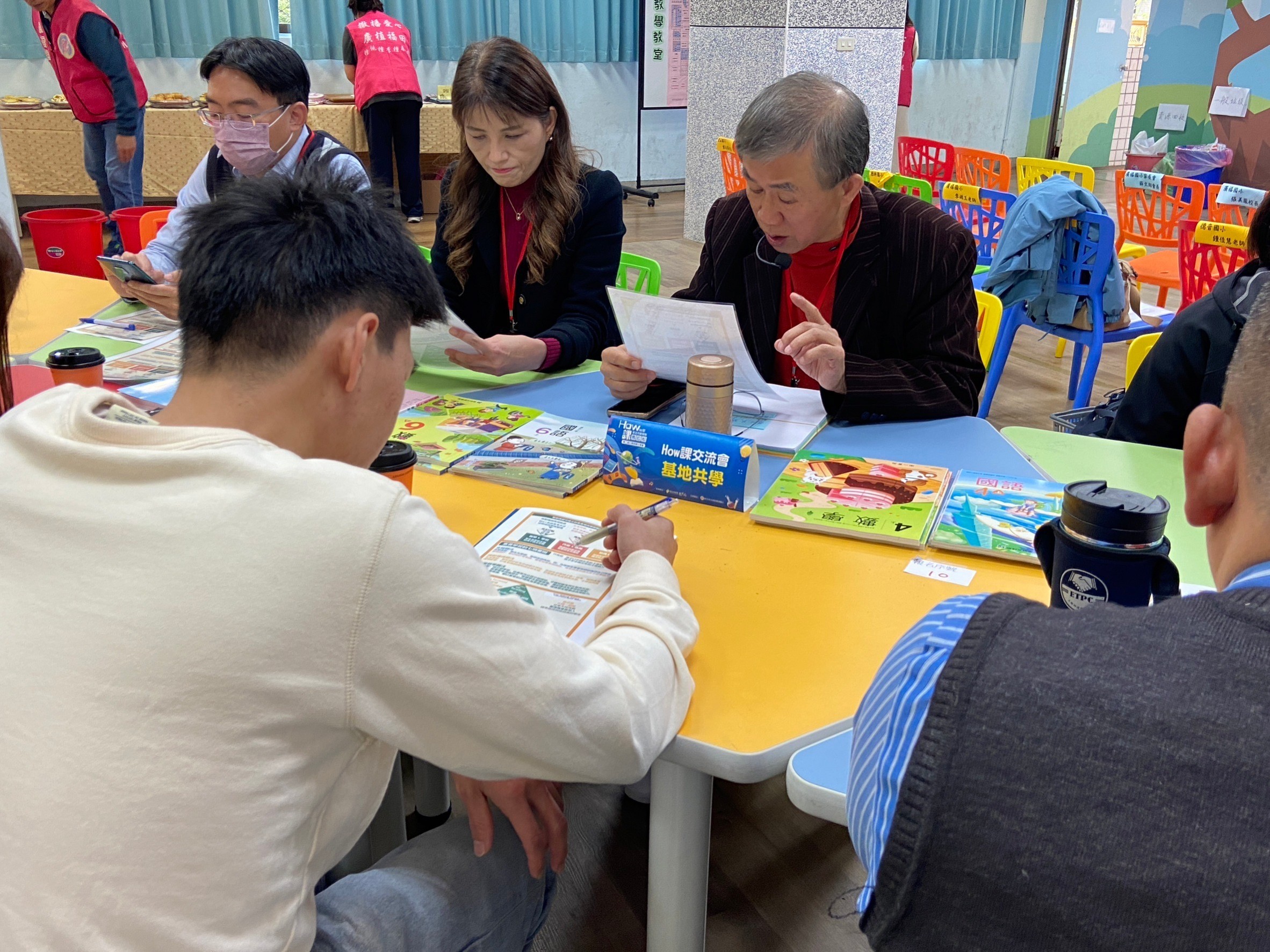 林文虎理事長與各團體進行課程交流分享