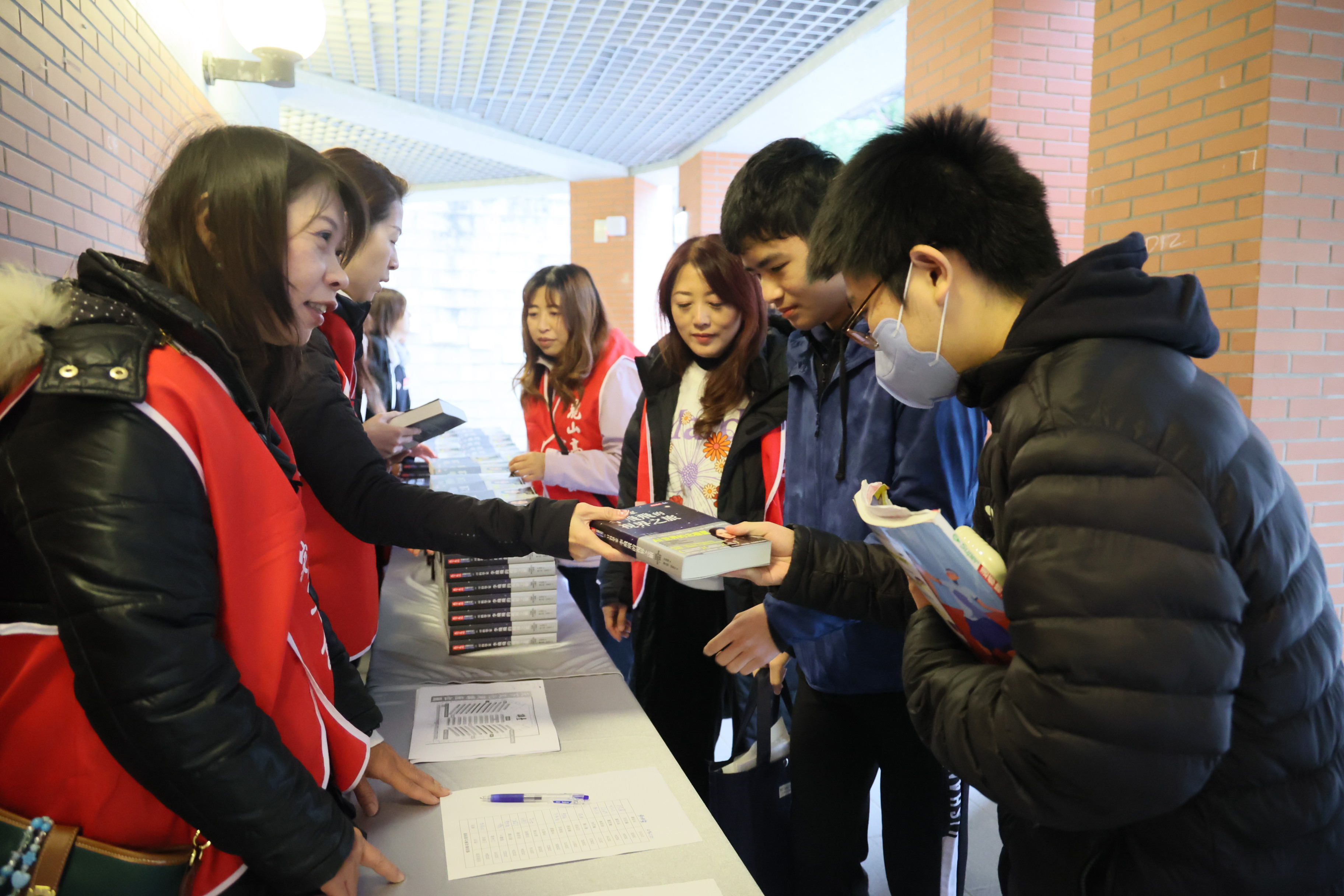 天下文化提供「AI 科學家李飛飛的視界之旅」300本贈書給麗山高中現場與會貴賓及師生