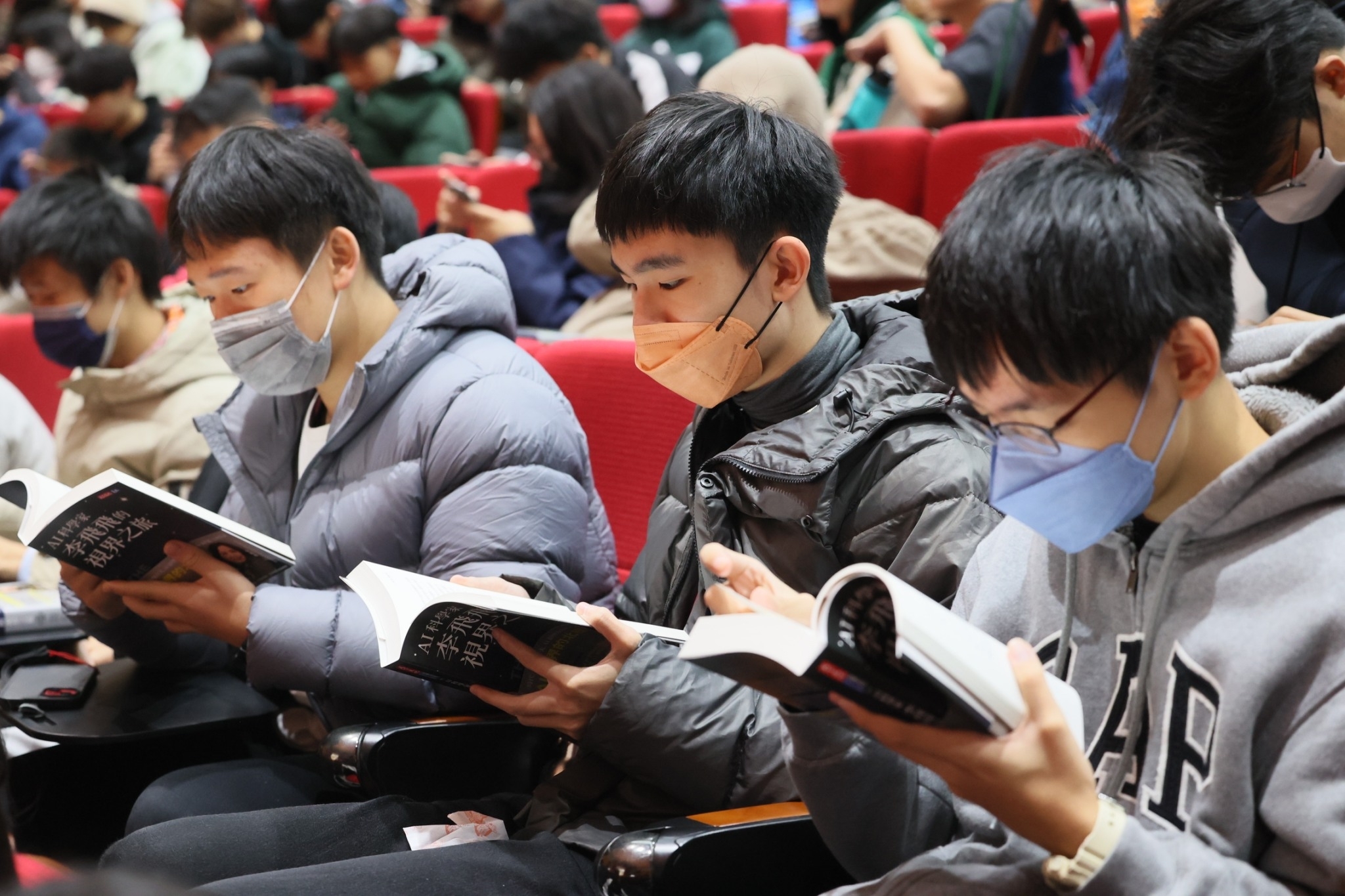 麗山高中學生閱讀「AI 科學家李飛飛的視界之旅」