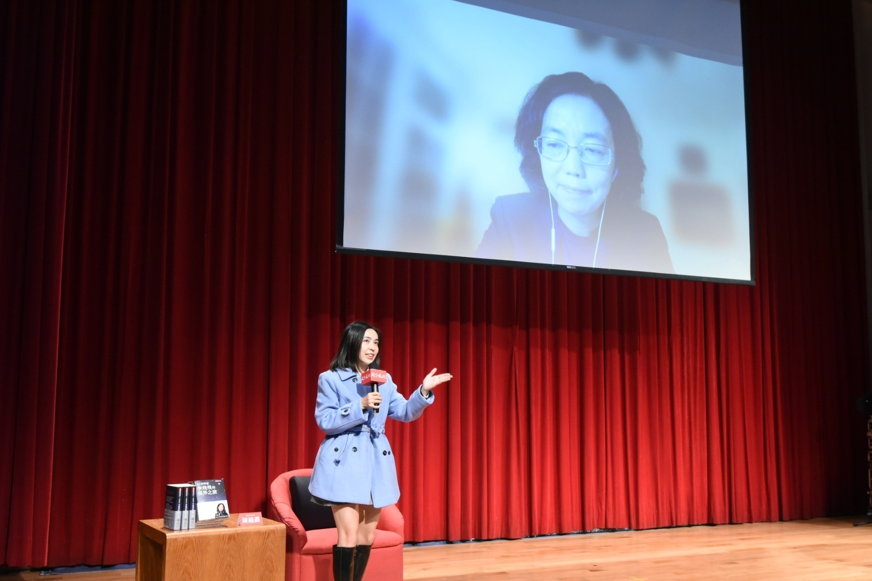 AI科學家李飛飛博士越洋連線與師生對談，臺大資工系陳縕儂教授(左)擔任與談嘉賓