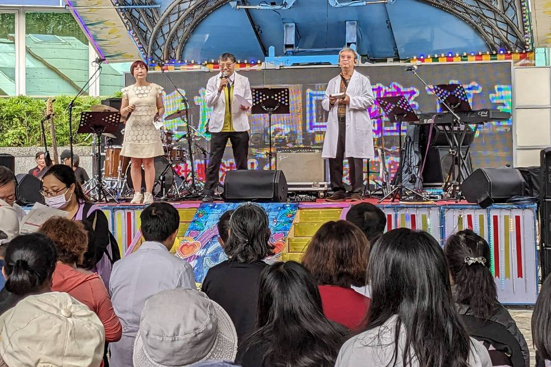 臺北市牙醫師公會舉辦衛教活動，呼籲長者善用健保所提供的免費洗牙和塗氟服務