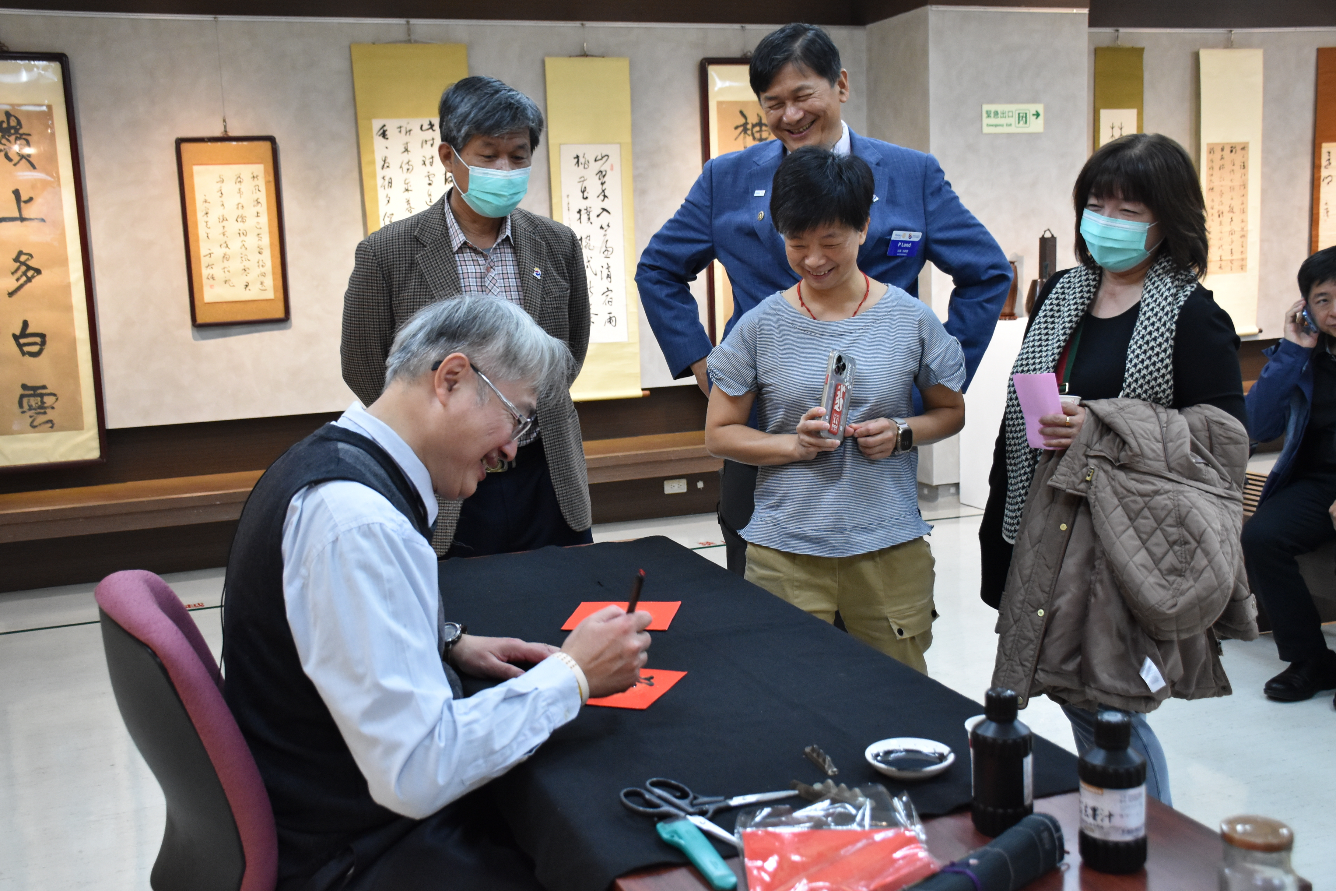 吳運進現場揮毫送春聯給民眾(圖片來源：彰濱秀傳提供)