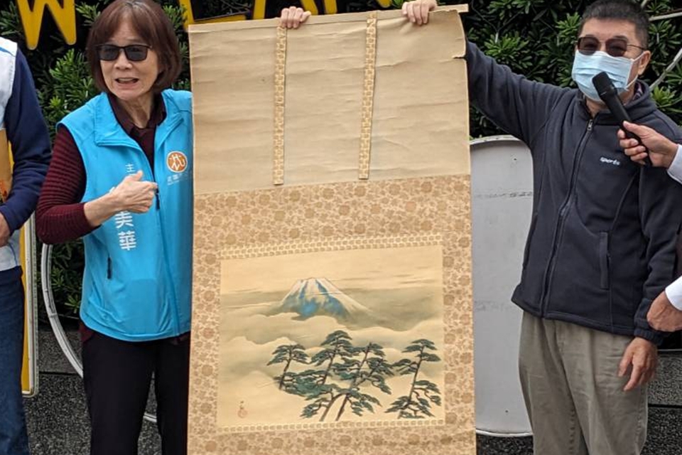 陳建明校長(右)介紹畫作