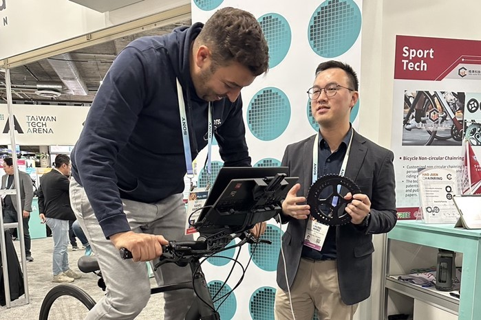 民眾在展覽現場體驗非圓形鏈盤（圖源：虎尾科大）