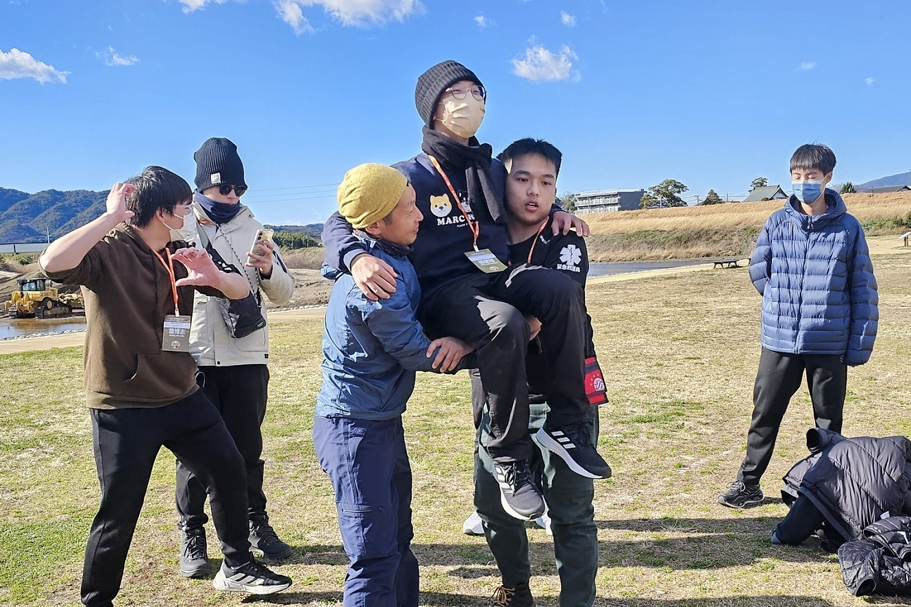 防災青年大使學習野外求生技能