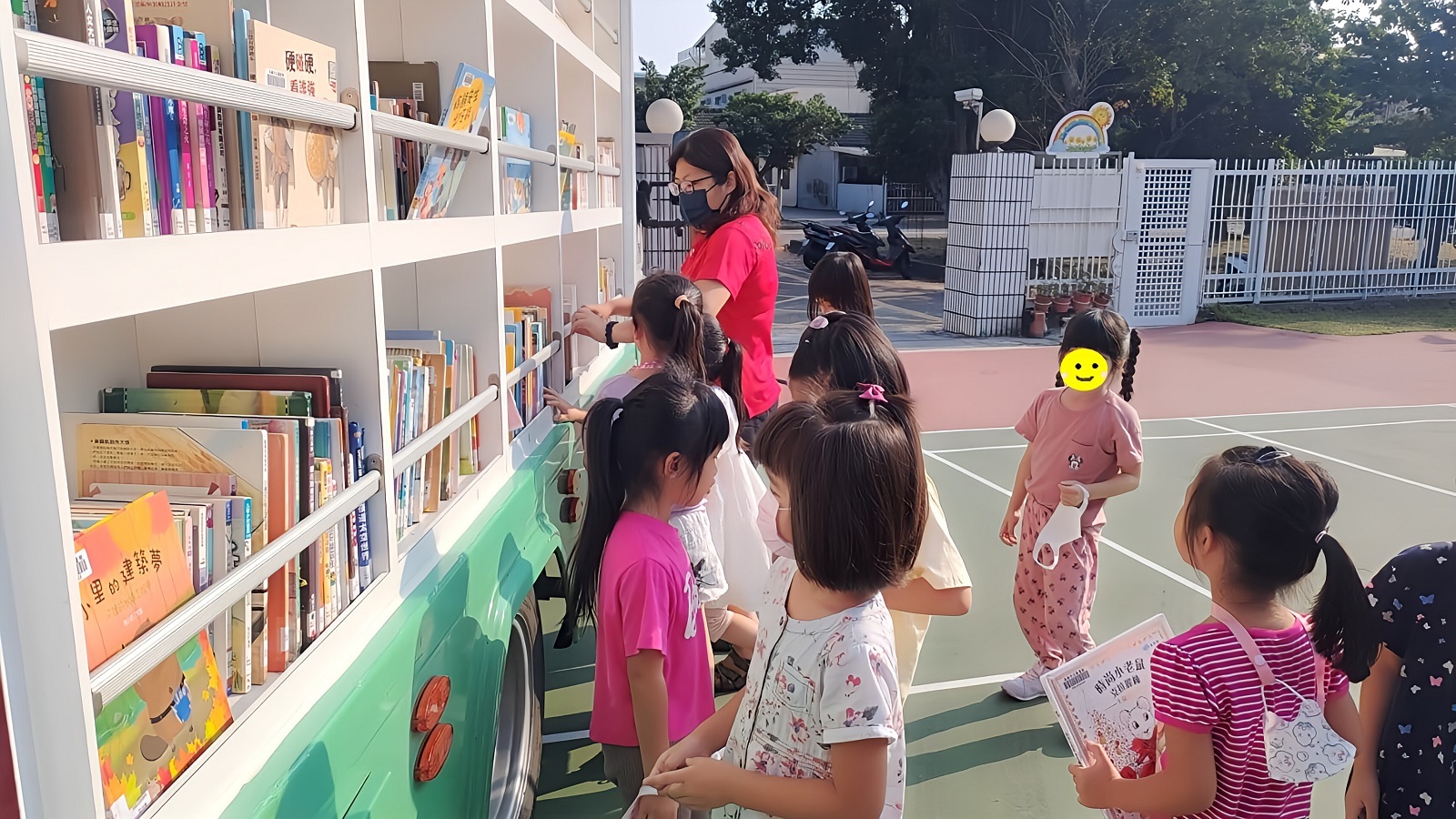 高雄煉油廠非營利幼兒園行動圖書館，方便孩子們自由選讀 (教育部提供)