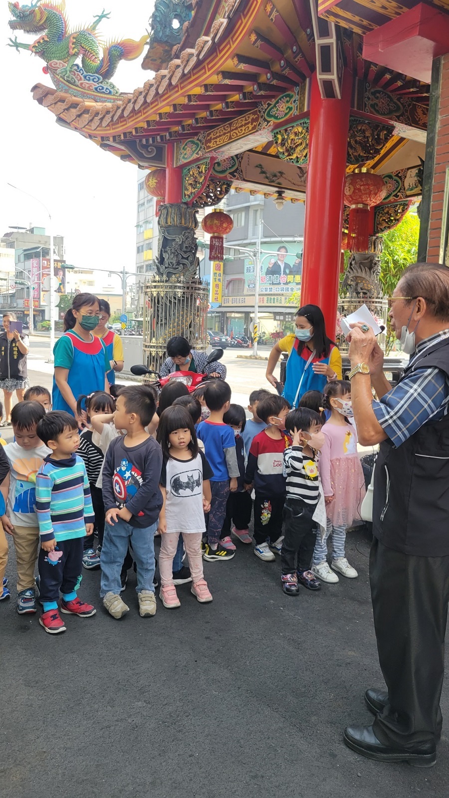 嘉義市中油非營利幼兒園帶領幼兒走入嘉邑福德宮 (教育部提供)