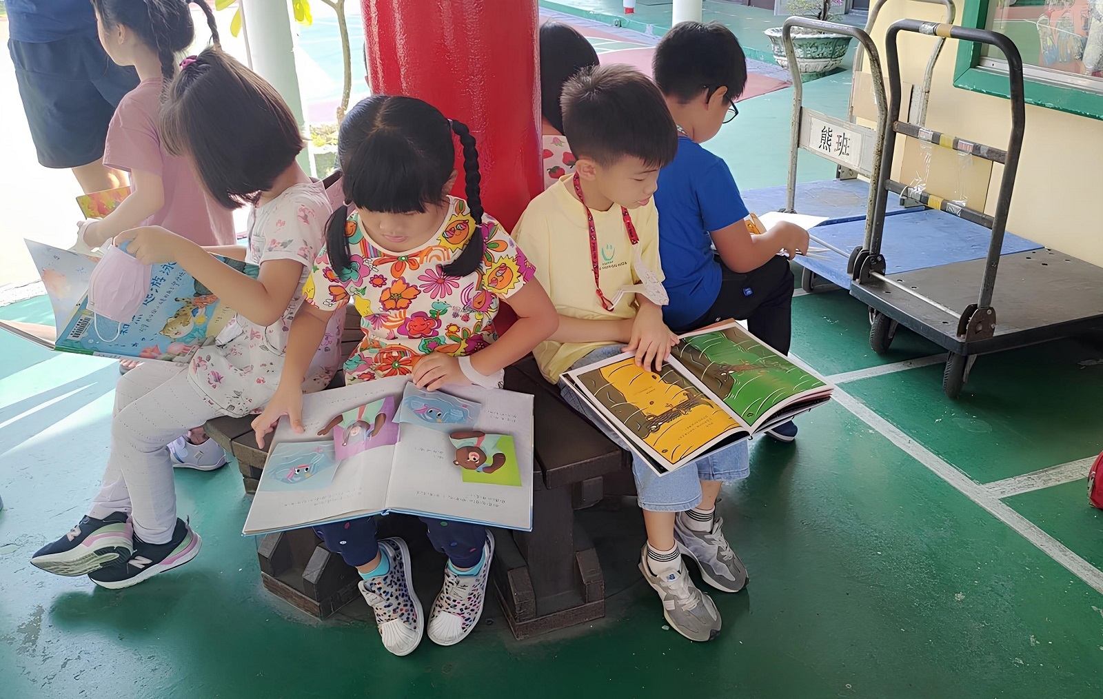 高雄煉油廠非營利幼兒園行動圖書館，孩子在園內就可以借閱圖書 (教育部提供)