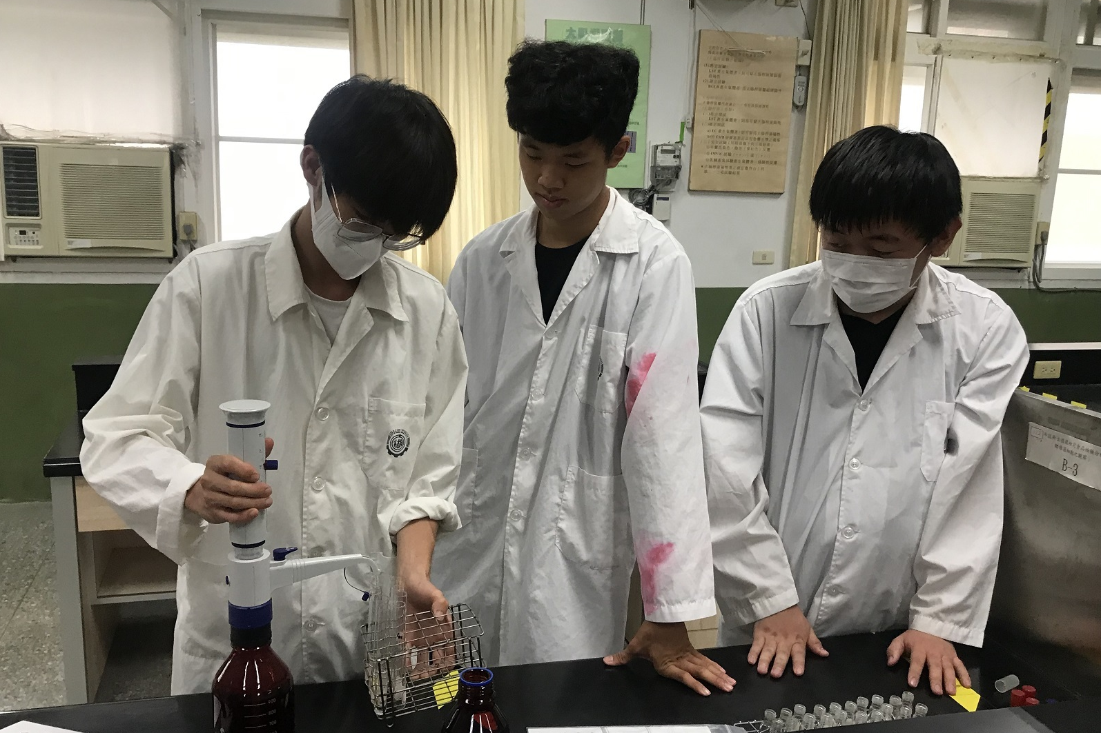 大湖農工學生於課程中使用可調式分注器