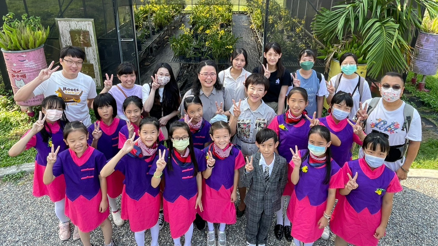 大坑國小師生與蘭園合影