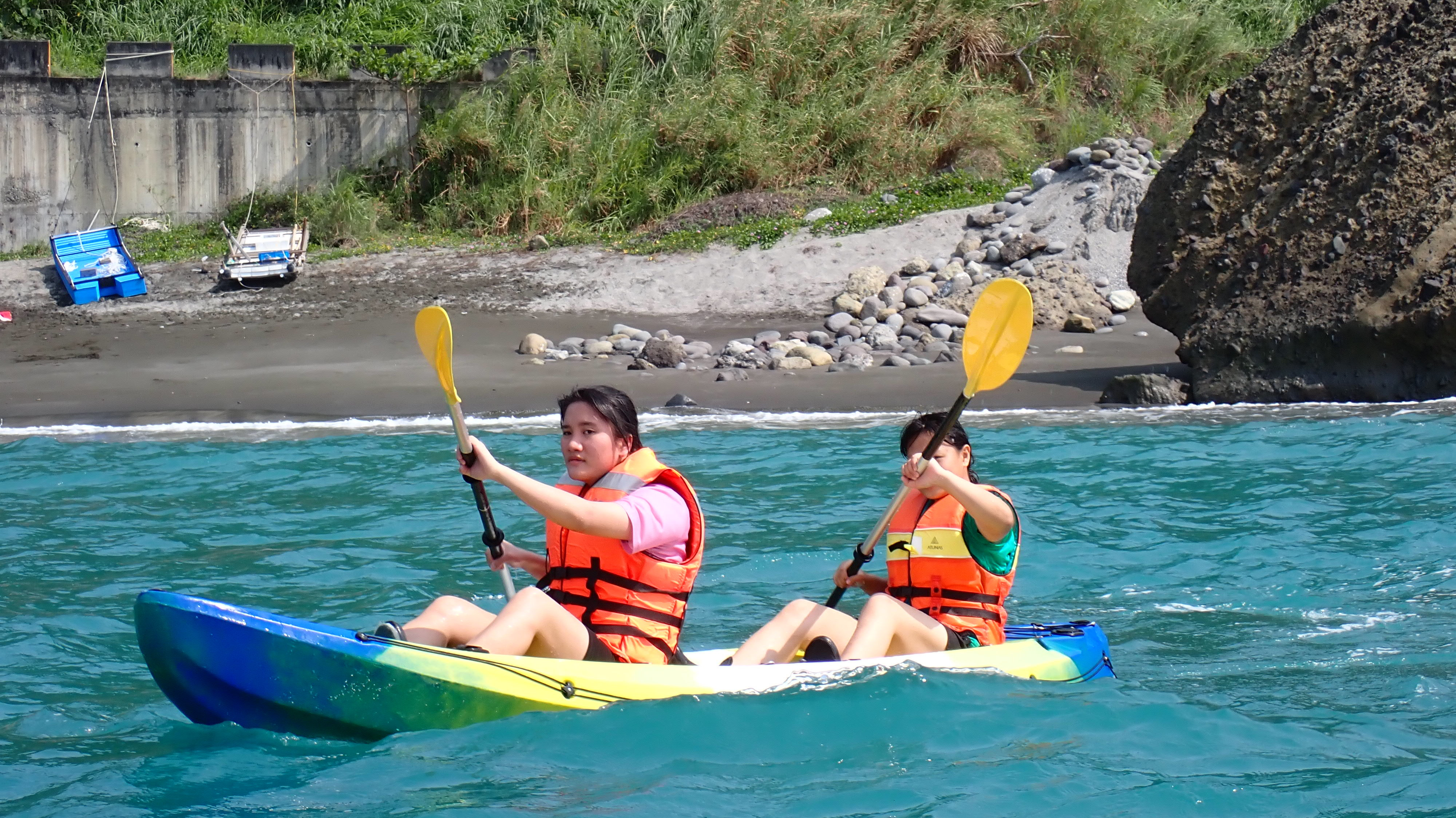 長濱國中推海洋教育長揚海濱課程學生海上划行