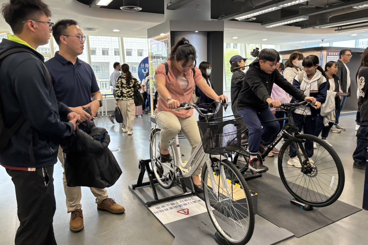 參觀民眾體驗自行車使用之非圓形客製化鏈輪