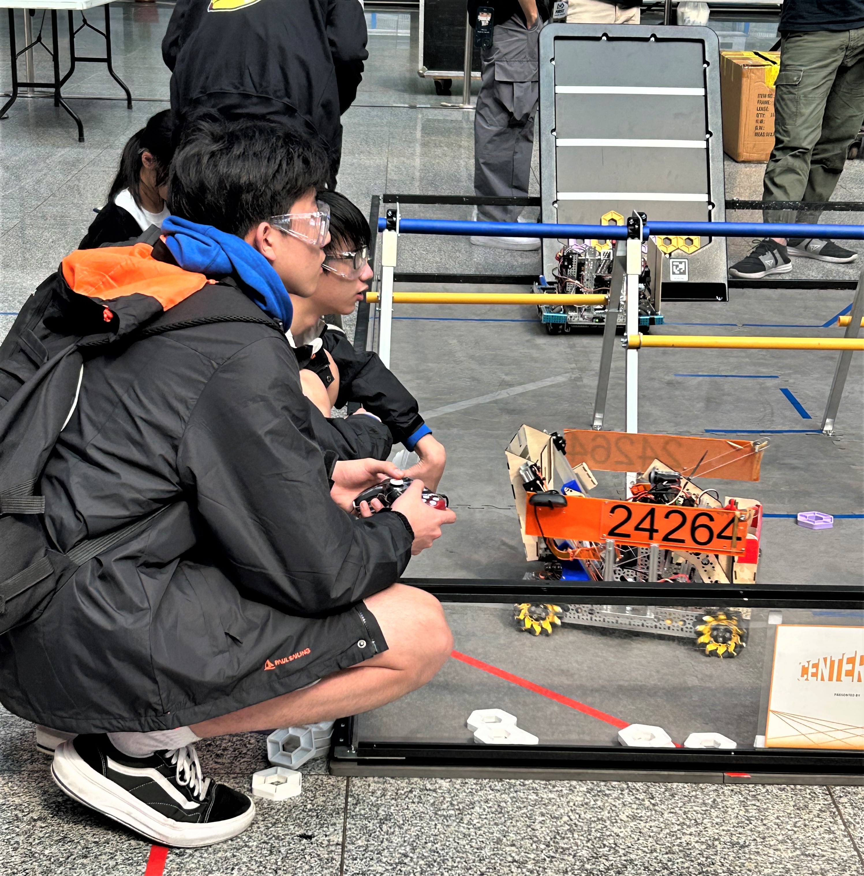 安康高中FTC機器人團隊操作手陳盛緯同學操作機器人(FTC24264)任務