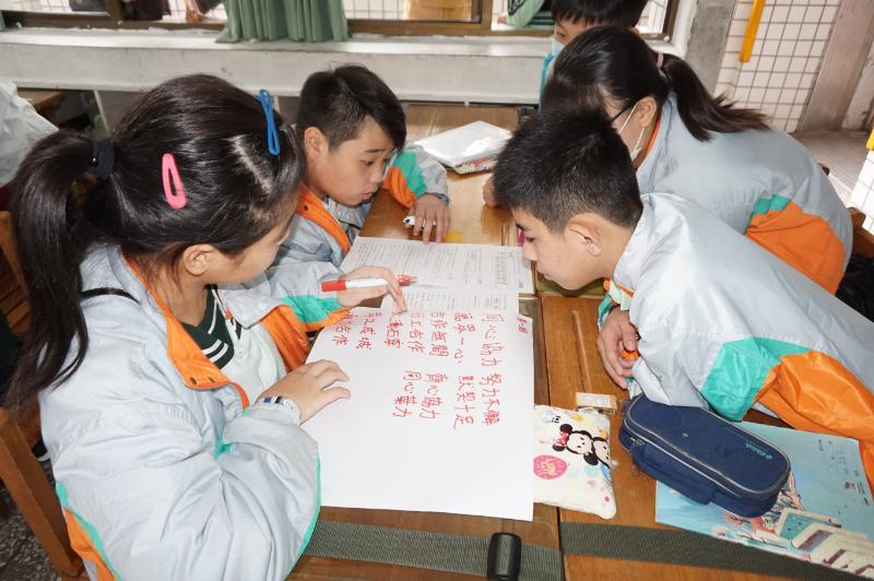育林國中-閱讀寫作課程分組實況，孩子們專心投入的神情