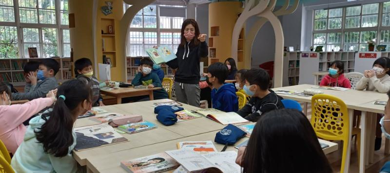 復興國小-教師帶學生閱讀SDGs人物傳記，並挑戰改編成繪本