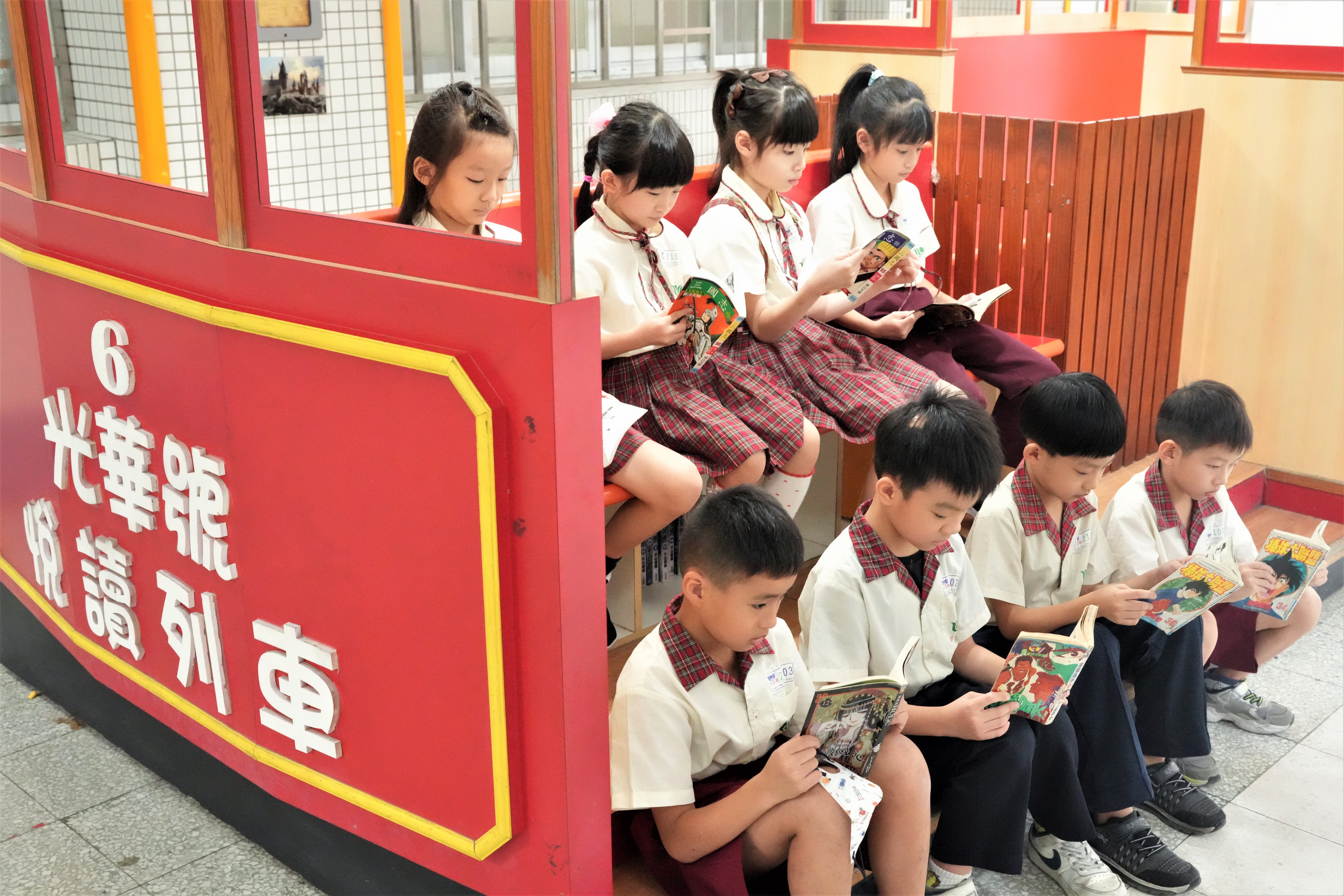 光華國小-設立光華號悅讀列車，充分利用學校空間做為閱讀角落