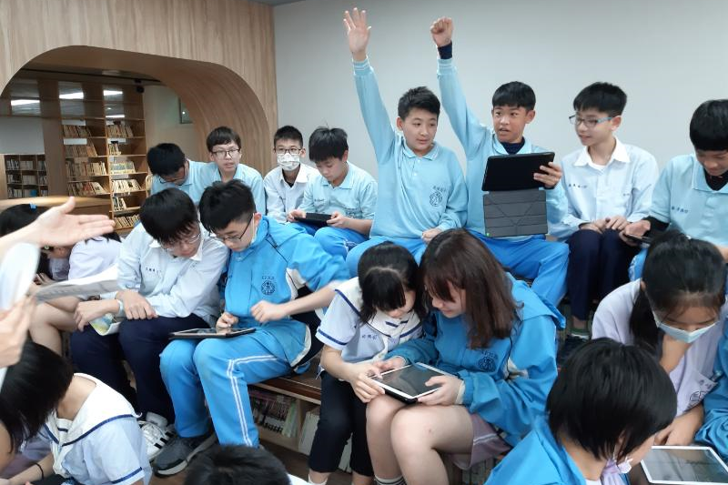 秀峰高中-孩子在圖書館除了能夠閱讀，也鼓勵他們利用網路查找相關資訊 
