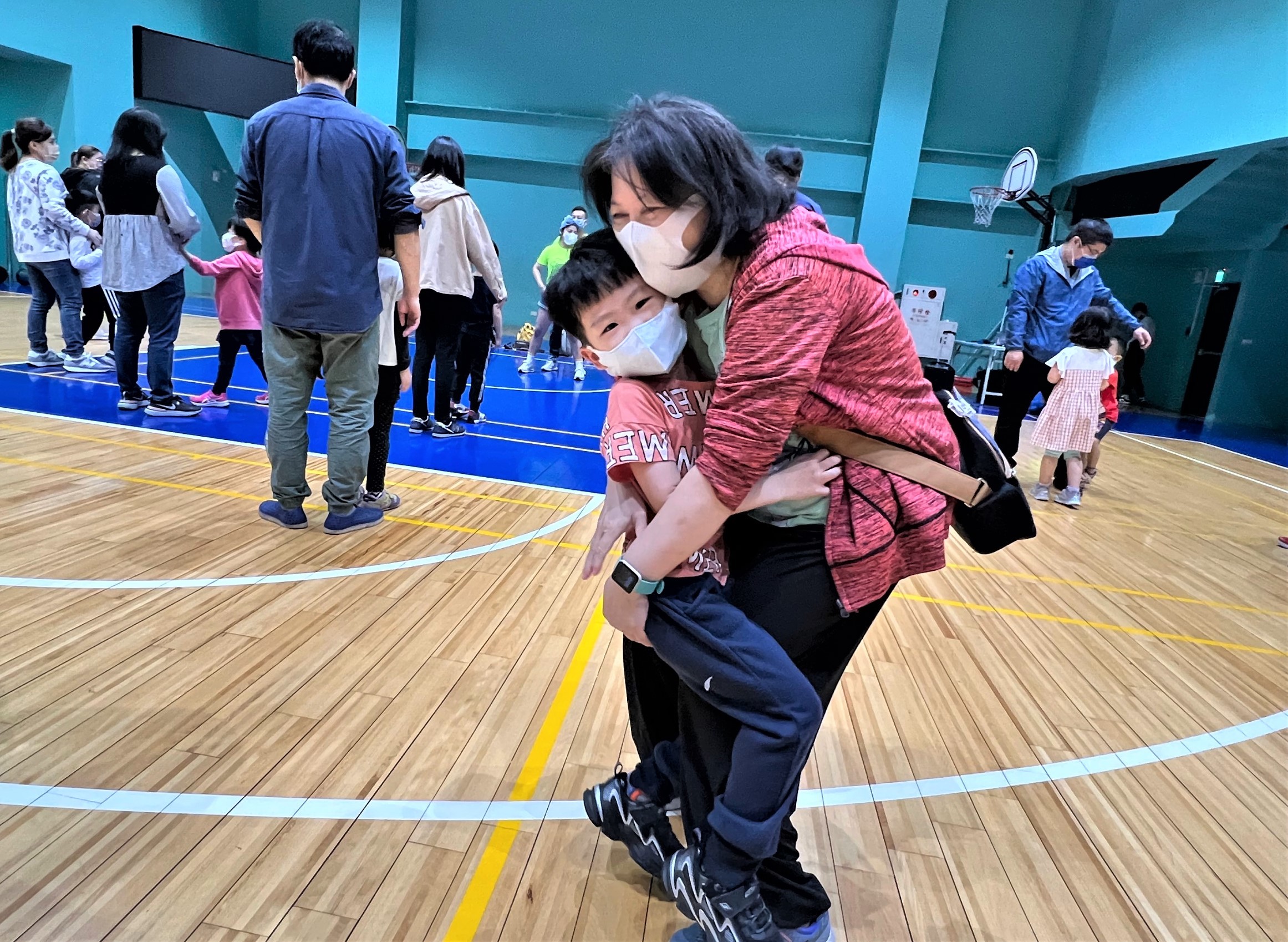 親子互動愛的抱抱(112年碧華國小附幼童樂節活動資料照)