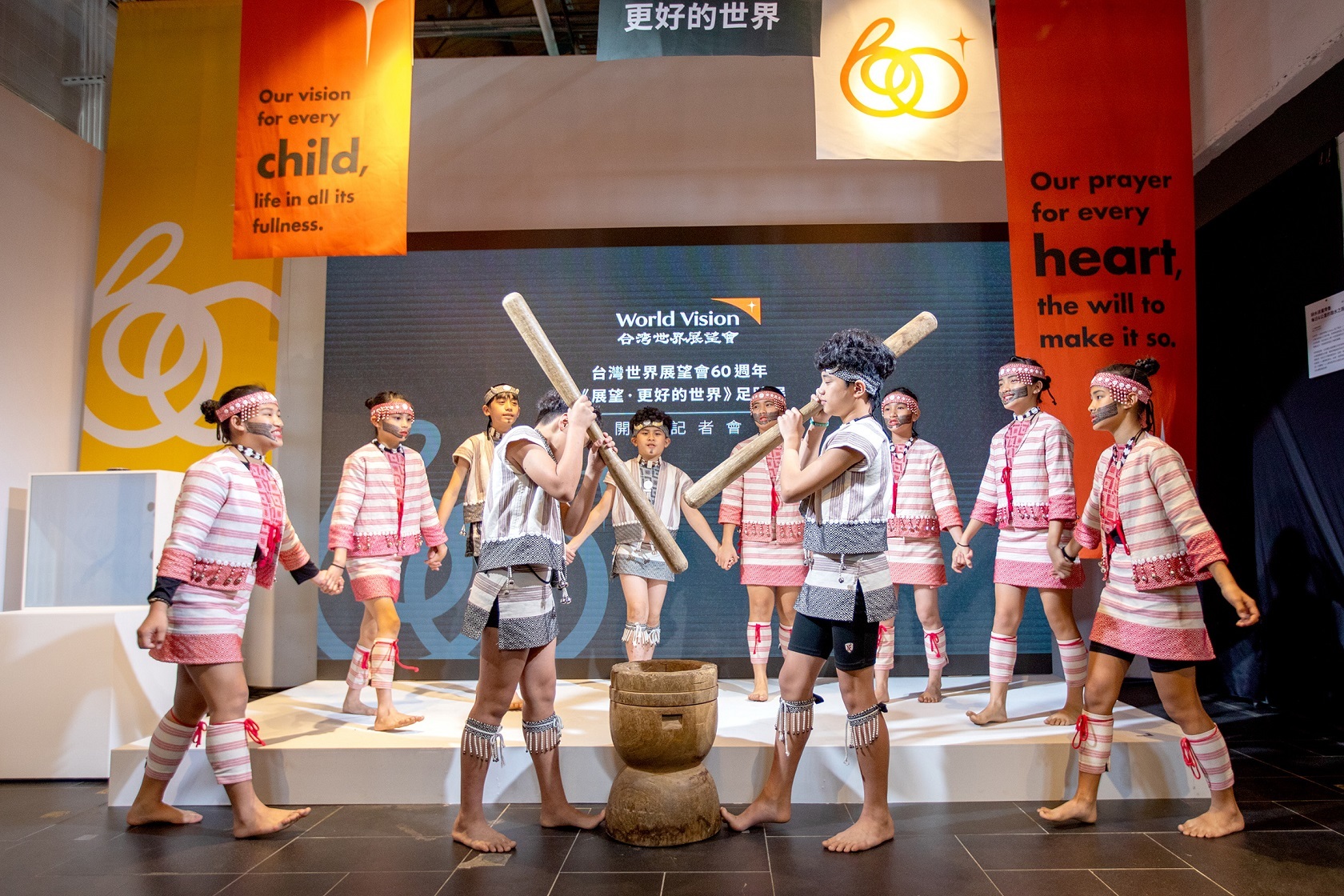 台灣世界展望會培力碧候國小文化隊進行開場表演，透過音樂展現自信及勇氣 (展望會提供)