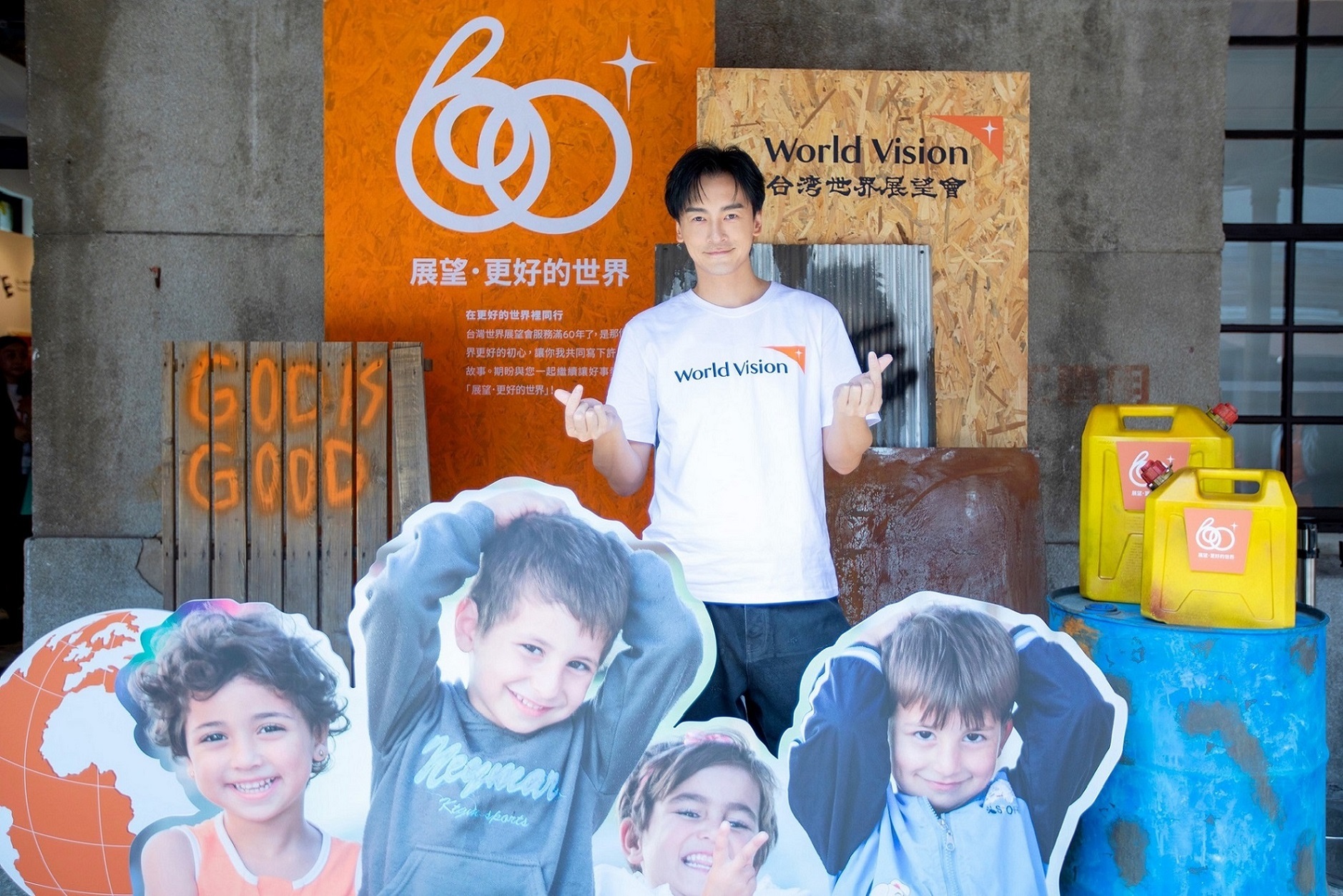 藝人鄭元暢過去曾數度隨著台灣世界展望會的腳步留下公益足跡，透過公眾人物的微薄影響力，讓愛與善循環下去 (展望會提供)