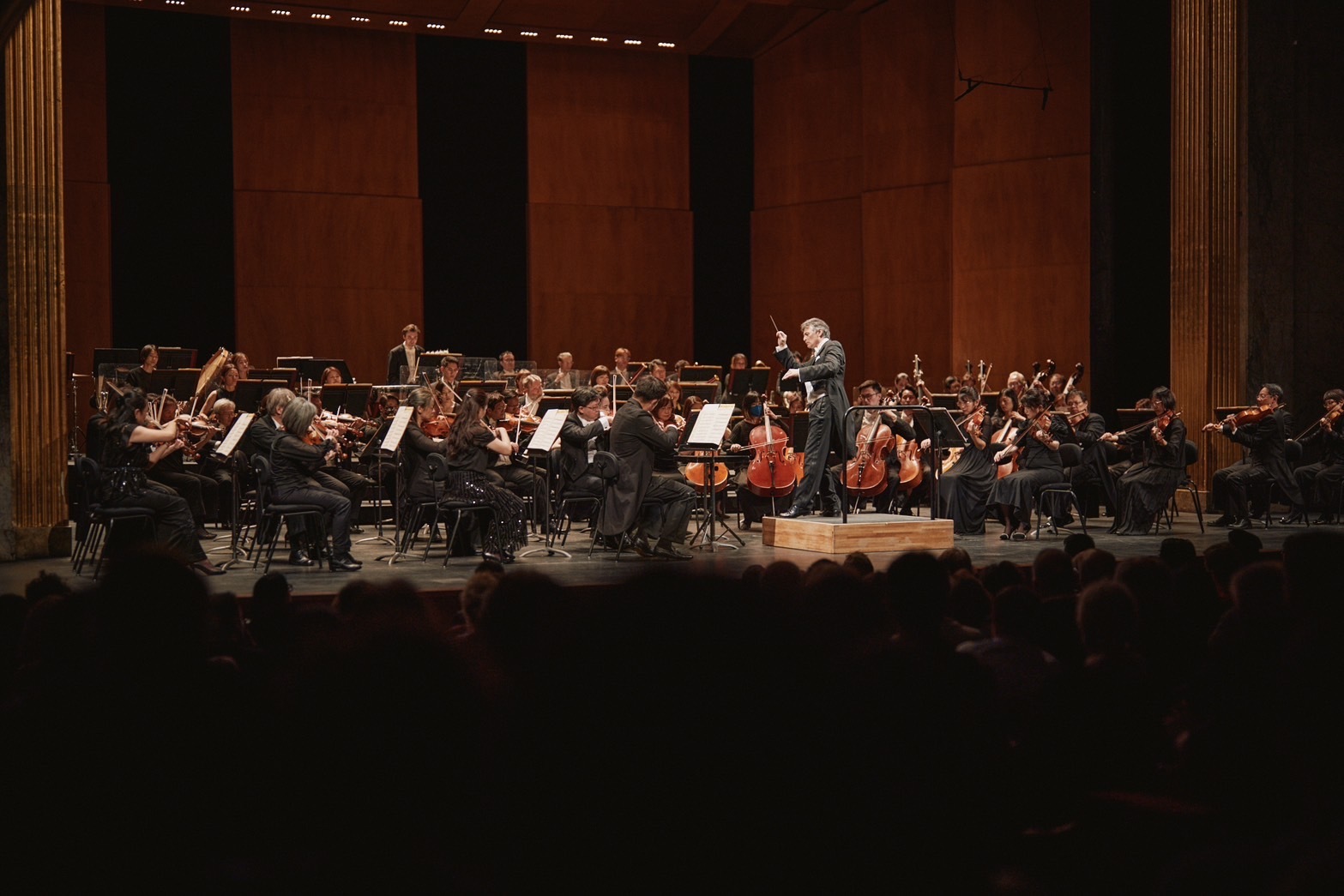 國家交響樂團（NSO）在巴黎香榭麗舍劇院演出，演奏曲目包含臺灣作曲家李元貞《美濃之道》，讓歐洲觀眾乘著樂音認識臺灣這塊土地（NSO提供）