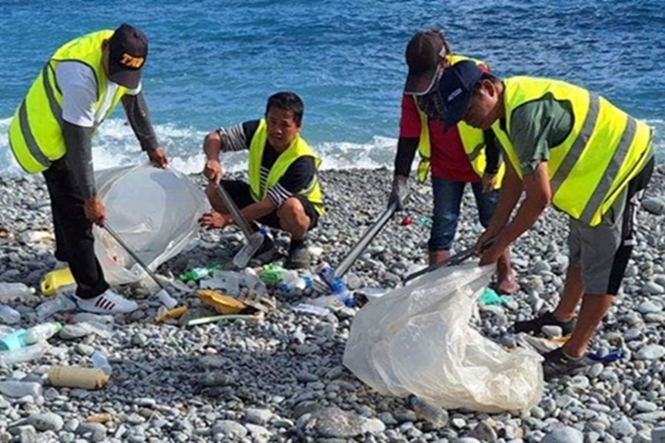 臺東縣政府推動離島環境衛生計畫，派遣12位環境清潔維護人員，截至15日為止總計清出5924公斤垃圾。