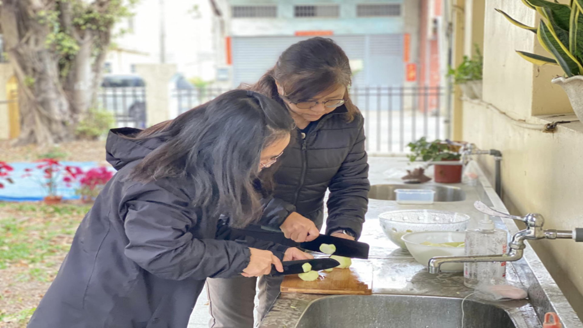 從土地到餐桌，老師帶著孩子動作作