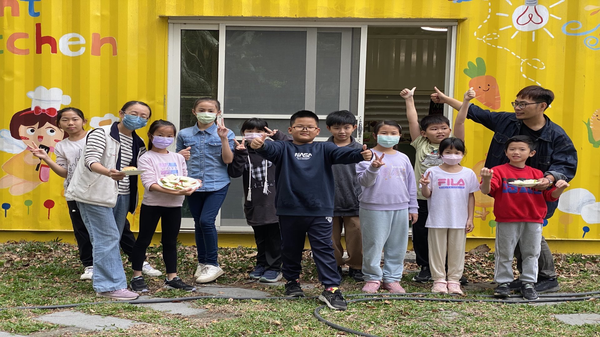 二手貨櫃蓋成的輕食廚房，讓學生烹調自己種的有機蔬菜