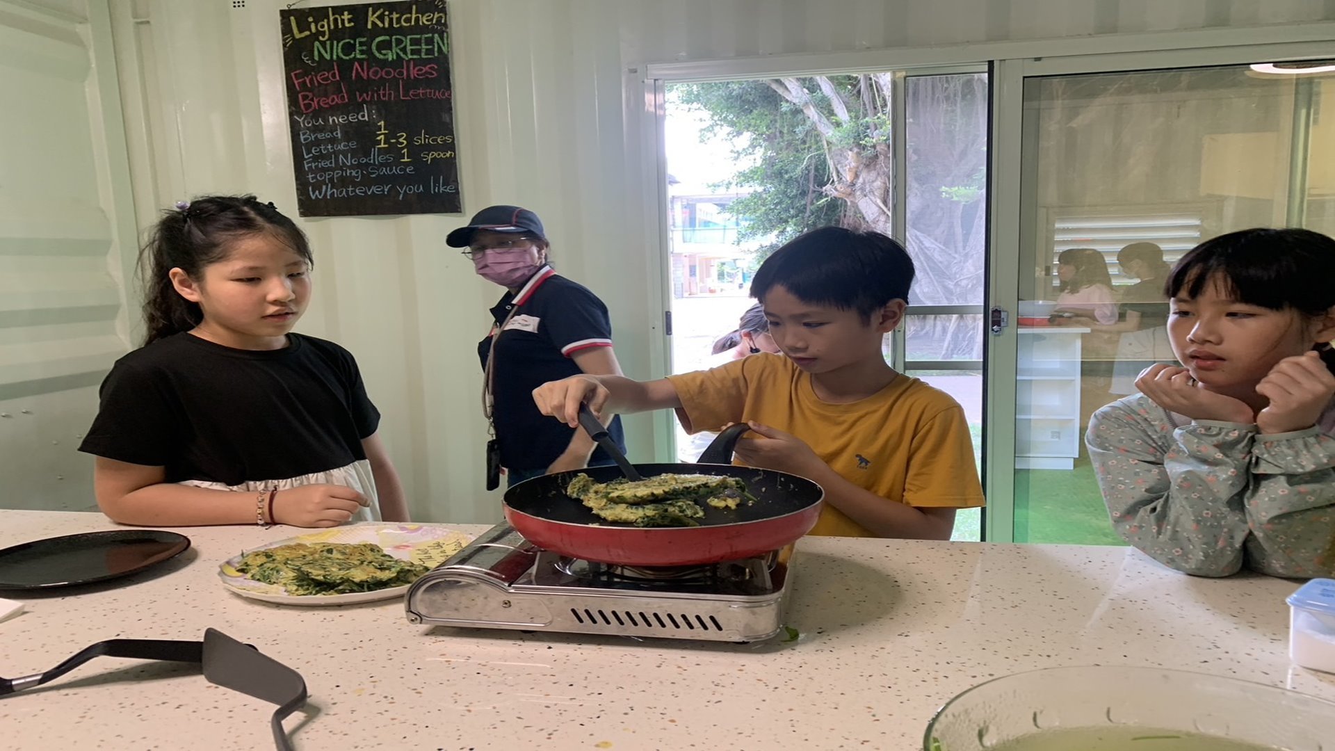 輕食廚房善用二手貨櫃，讓孩子有動手作的空間