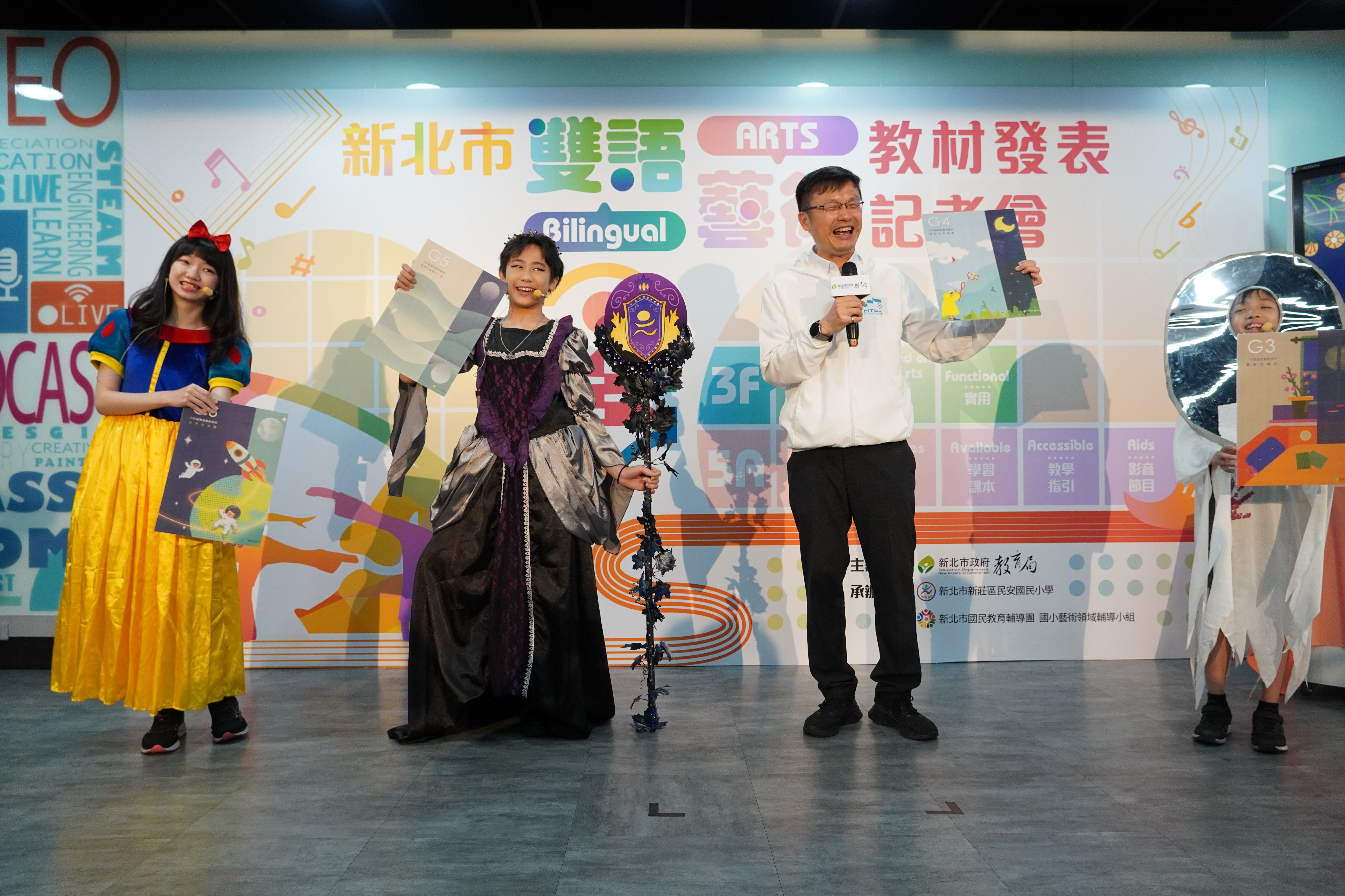 民安國小六年級學生與張明文局長(右2)演出短劇大藝術家，融入3-6年級教材內容