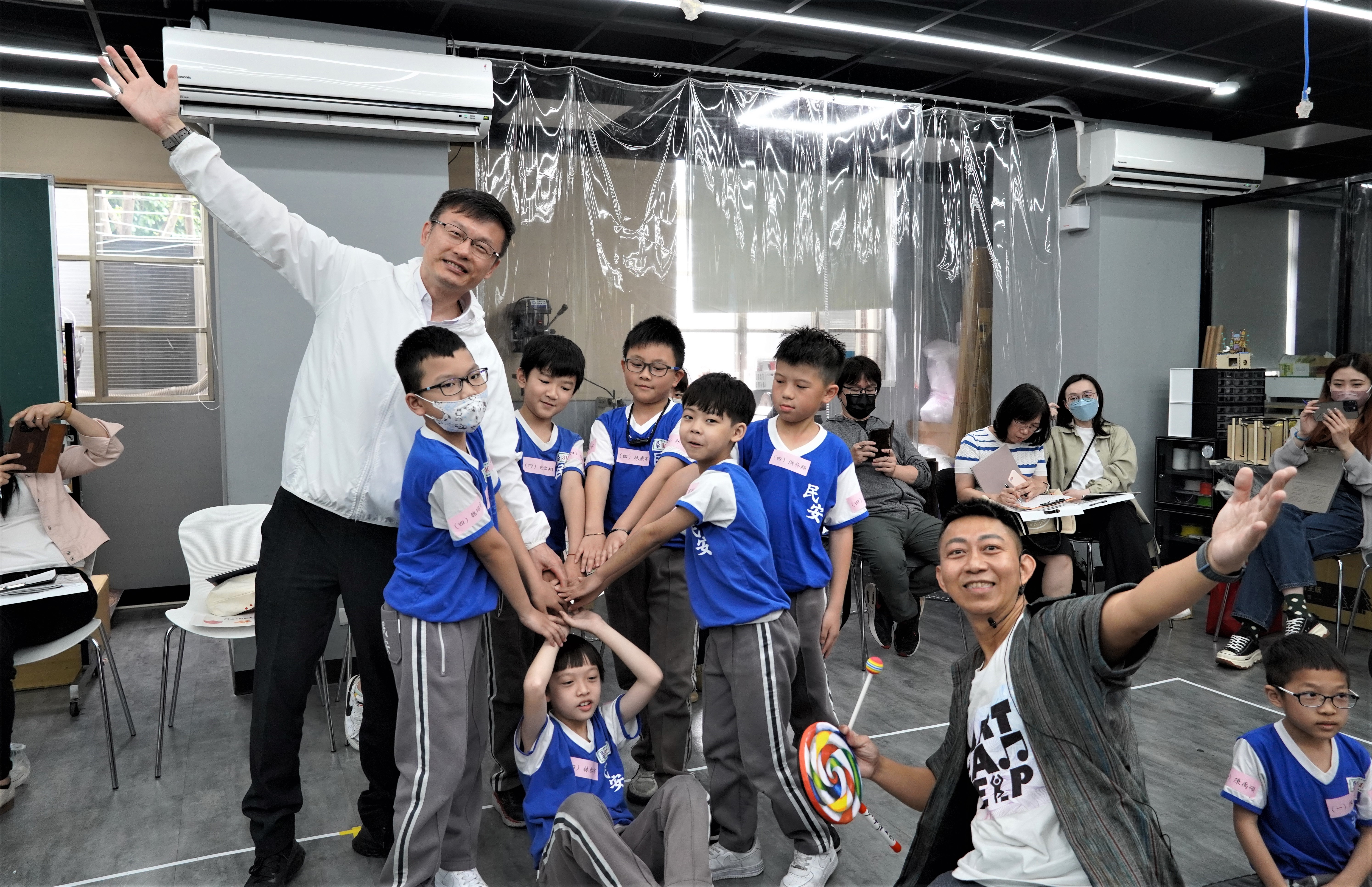 教育局張明文局長參與表演藝術公開課，跟民安國小學生一起運用肢體表演出花的意象