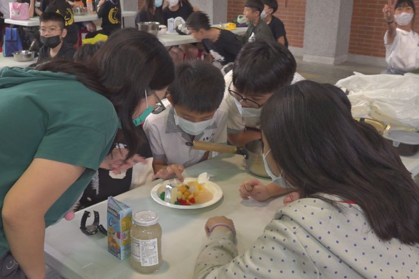 康壽國小師生製作菲律賓甜點