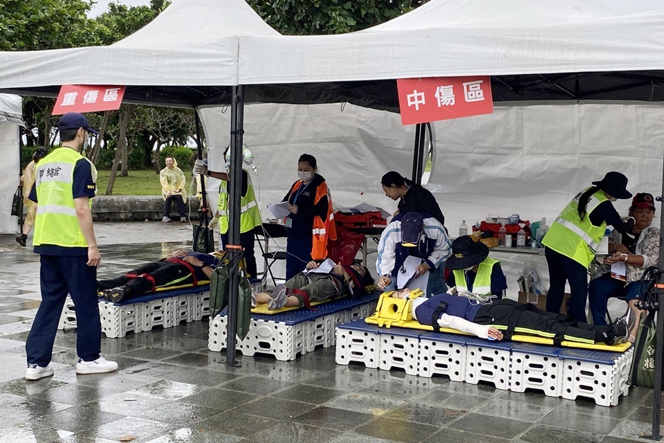 臺東縣政府於今(18)日在成功鎮海濱公園辦理「大規模災害救災動員演練」，藉以評估大規模災害救災集結據點開設與運作的可行性。