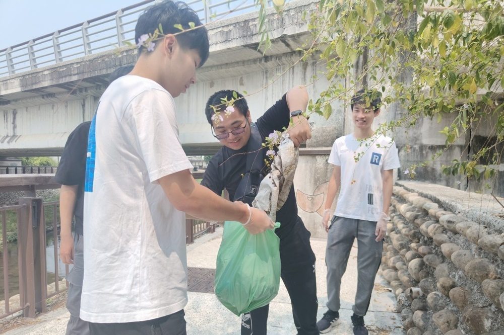 學生沿著河岸清出超過30公斤垃圾（圖源：雲科大）