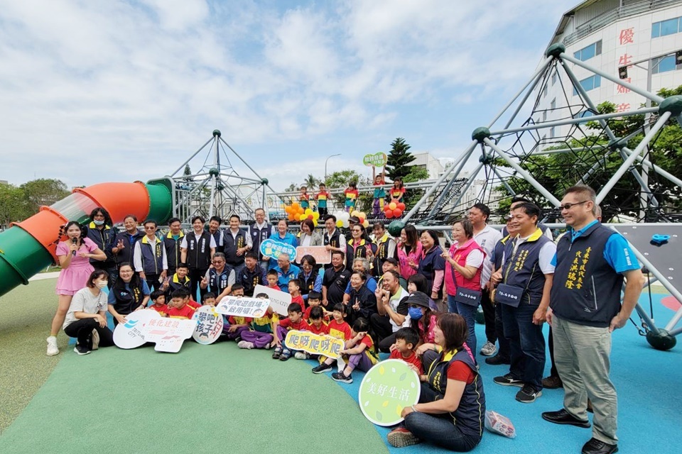 為滿足不同年齡層兒童的遊憩需求，臺東市公所自籌經費打造適合5到12歲兒童的攀爬遊戲場，今(19)日啟用。