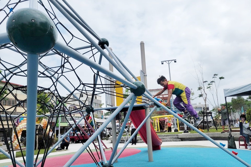 臺東市公所於南京路園道打造適合5到12歲兒童的攀爬遊戲場，邀請市立幼兒園學童搶先體驗。