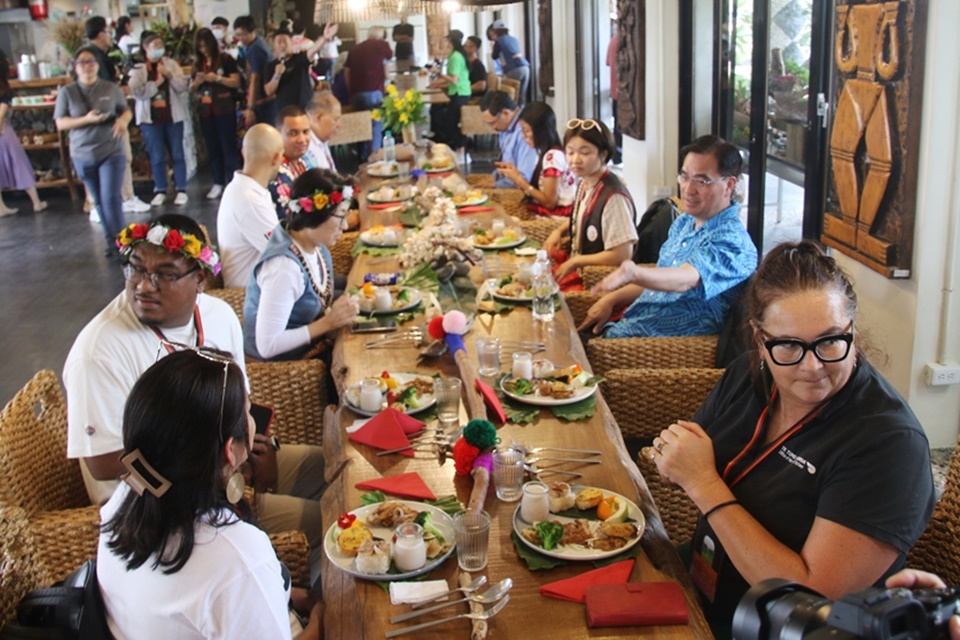 世界原住民族旅遊高峰會近60位與會外賓參訪臺東縣，縣府以臺東部落食尚美食及高山舞集精彩表演迎。