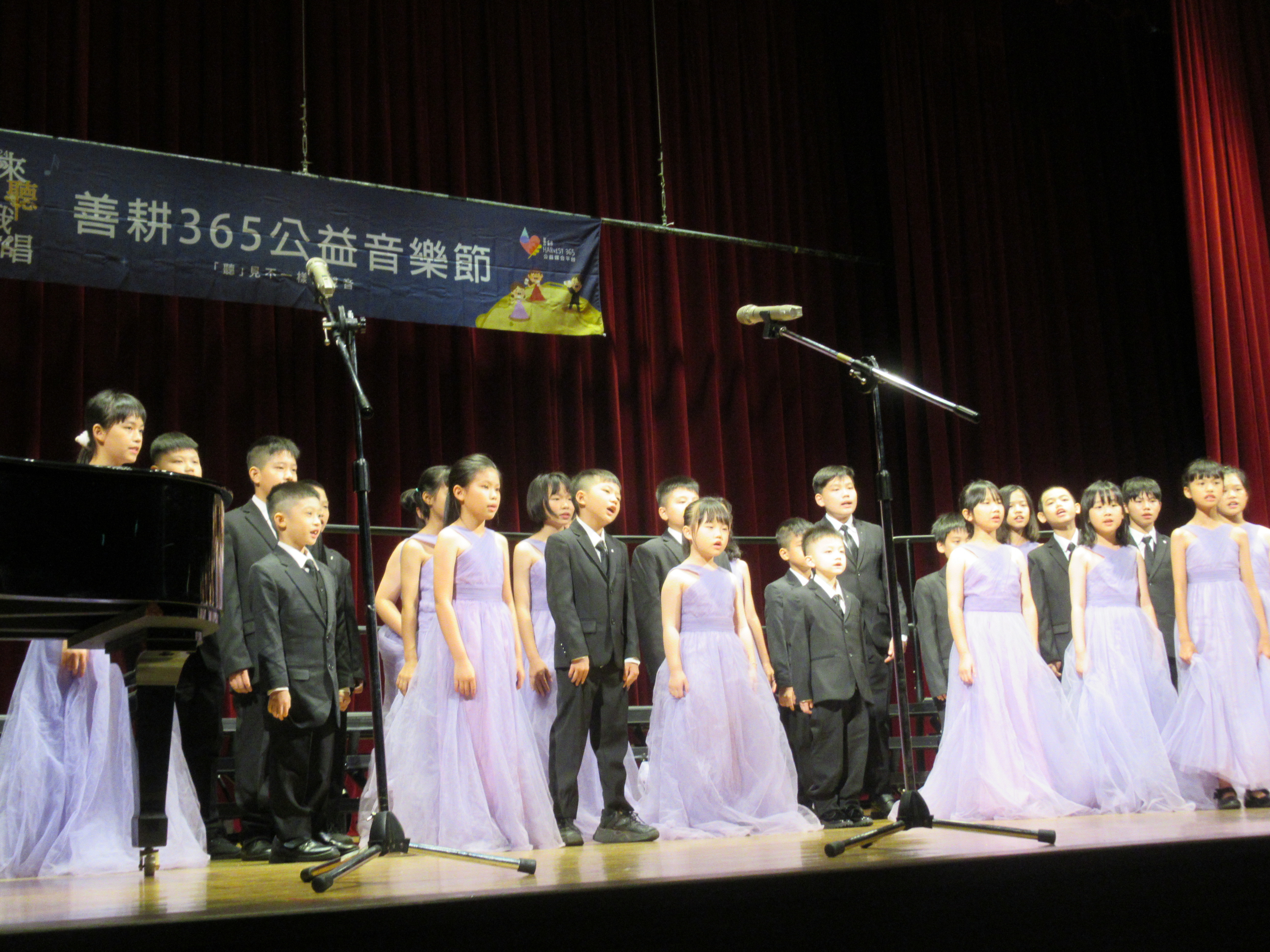 南投集集永昌國小暨富山分校的大山腳合唱團學生在舞台上又唱又跳享受表演