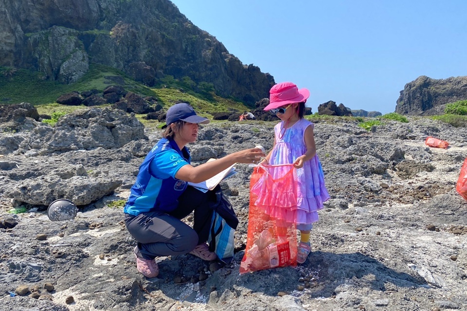 臺東縣環保局辦理綠島鄉柚子湖淨灘活動，共計77人參與，清理出90.5公斤海洋廢棄物。