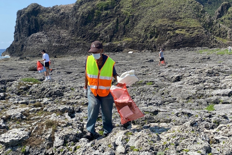 臺東縣環保局辦理綠島鄉柚子湖淨灘活動，共計77人參與，清理出90.5公斤海洋廢棄物。