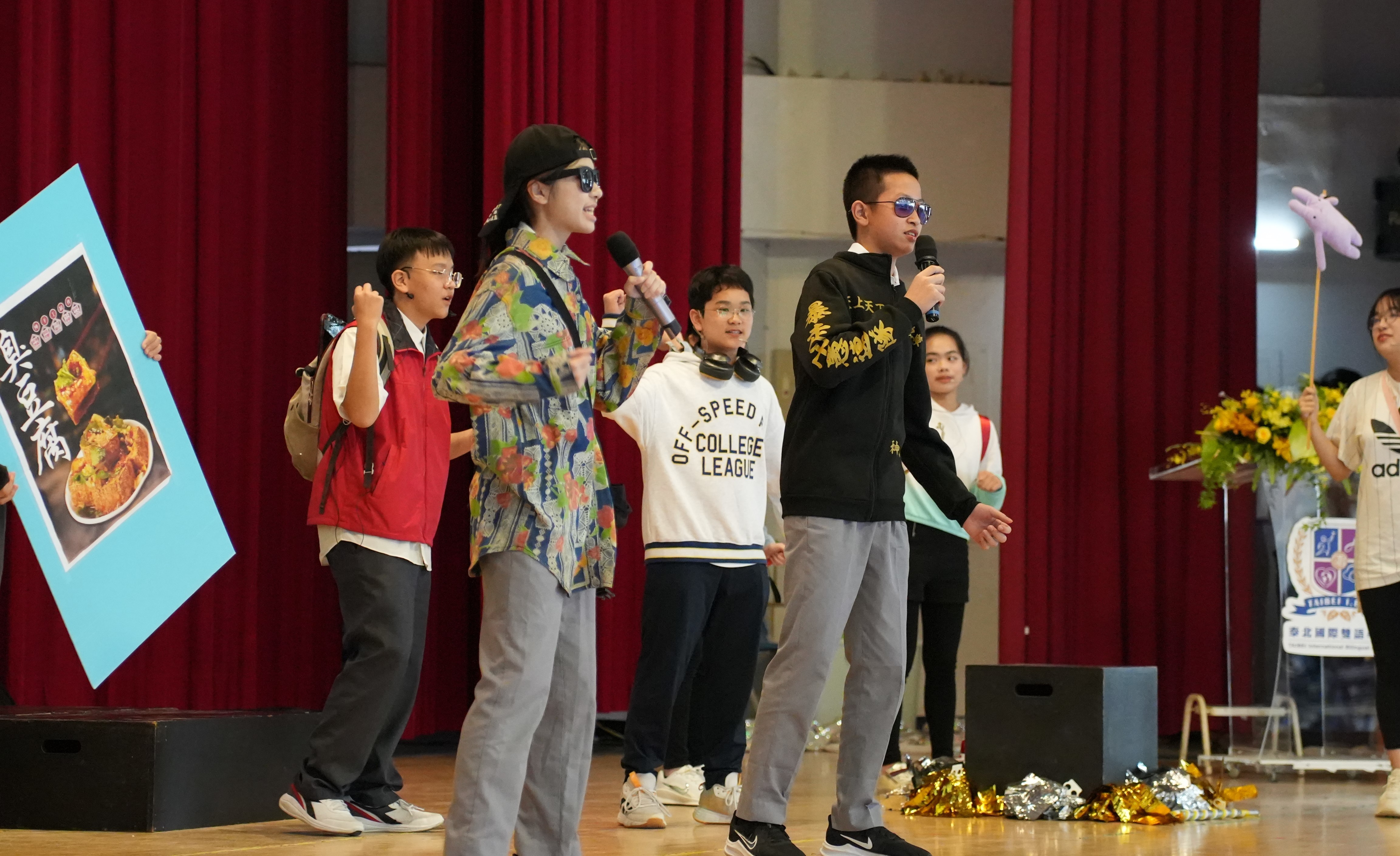 景興國中以一群外國人透過導遊的帶領，台北景觀、美食、多元文化與最近常常遇到的地震為講演主題 (醒吾提供)