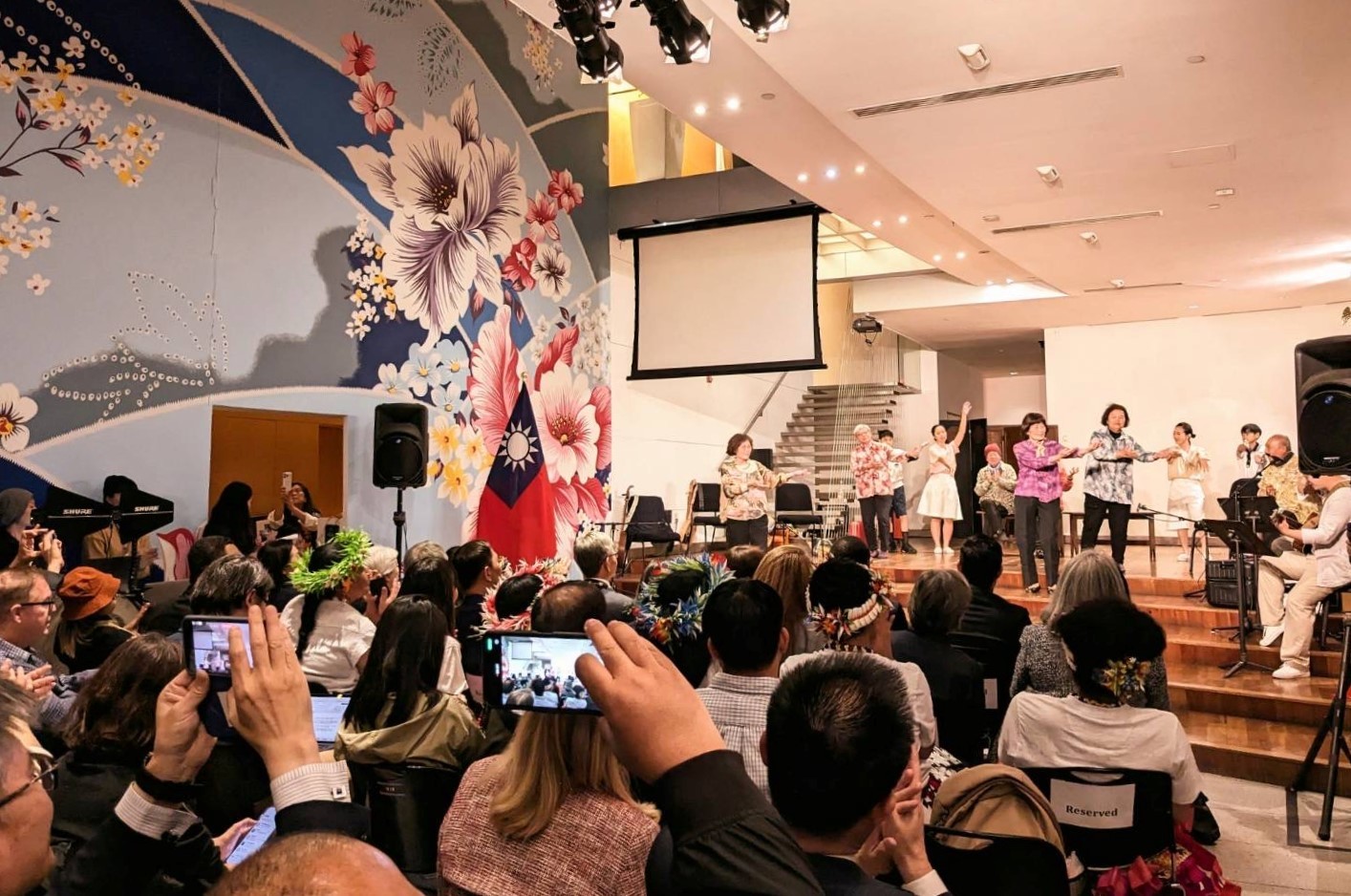 屏東民謠藝師團於駐紐約辦事處演出。(文化部提供)
