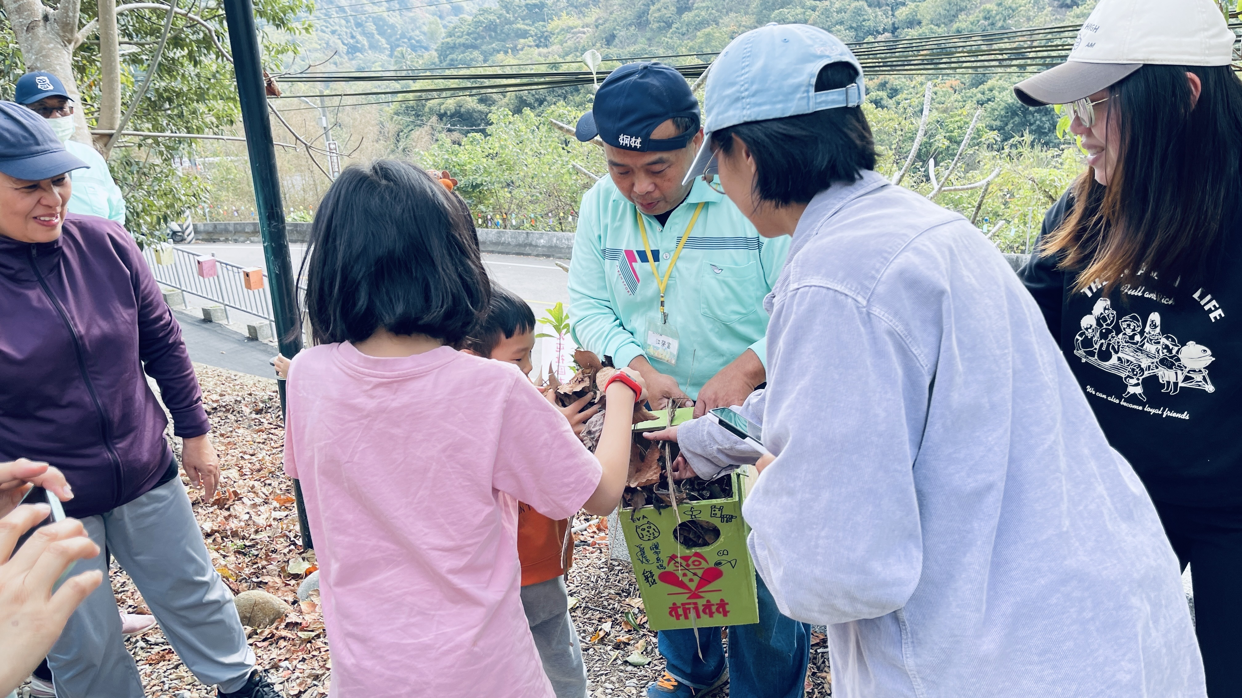 桐林社區的生態小旅行讓遊客認識龍眼蜜和貓頭鷹(圖片來源：桐林社區提供)